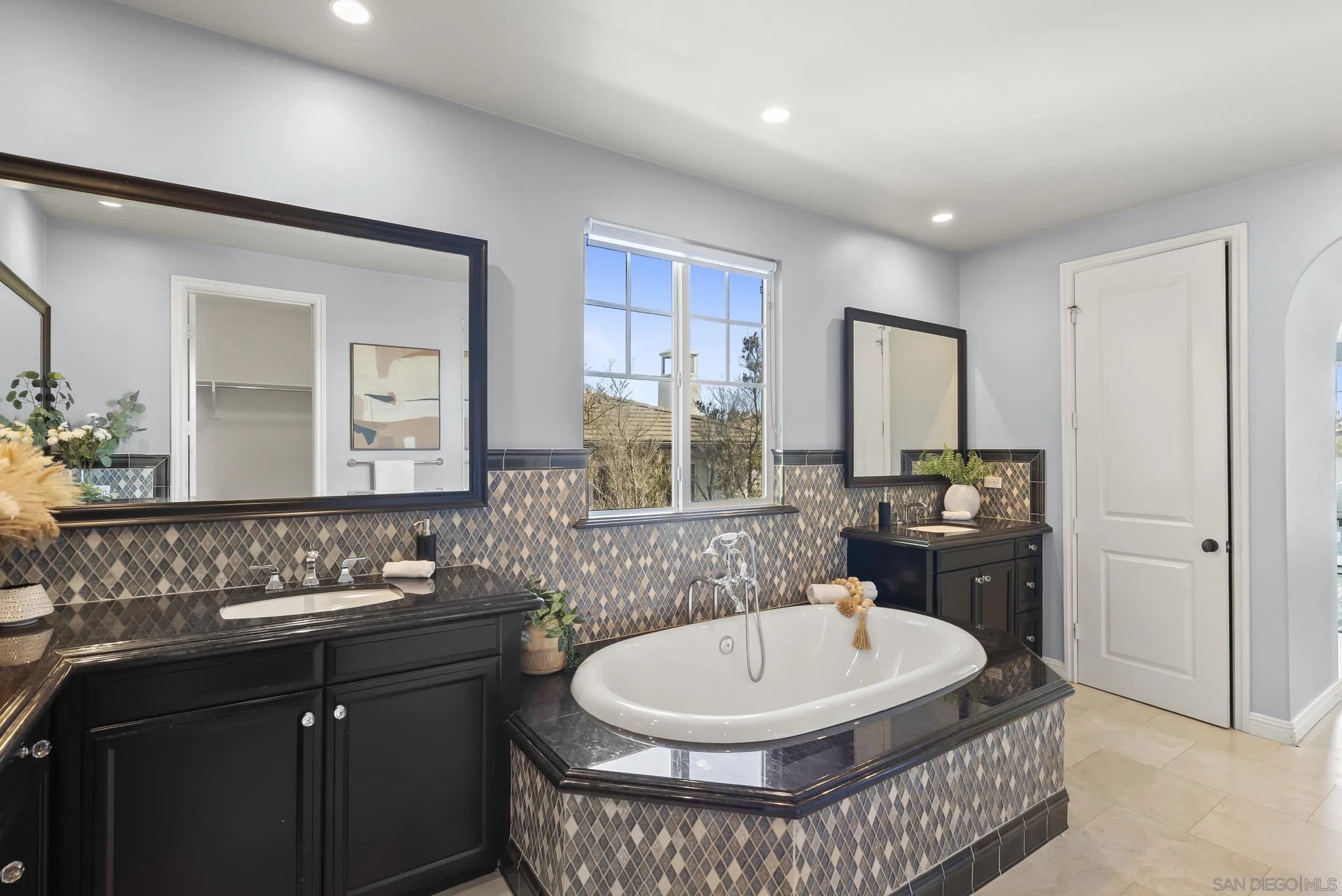 https://cdn.realtyfeed.com/cdn/127/260014153/5c9e9142292f138ec692bea400018955.webp
