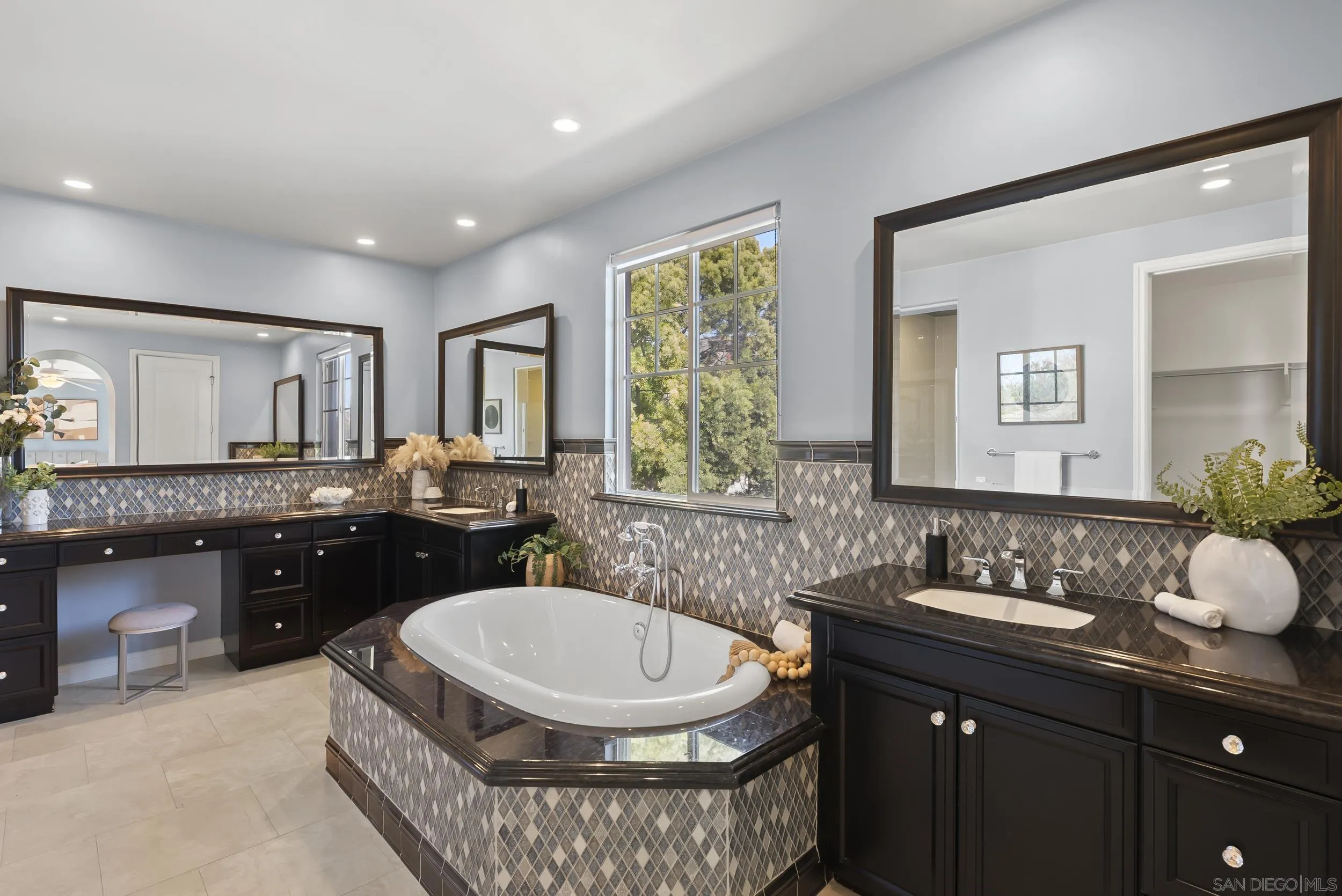 https://cdn.realtyfeed.com/cdn/127/260014153/e9cffb5cd59494d238e8e0b6b88b1216.webp