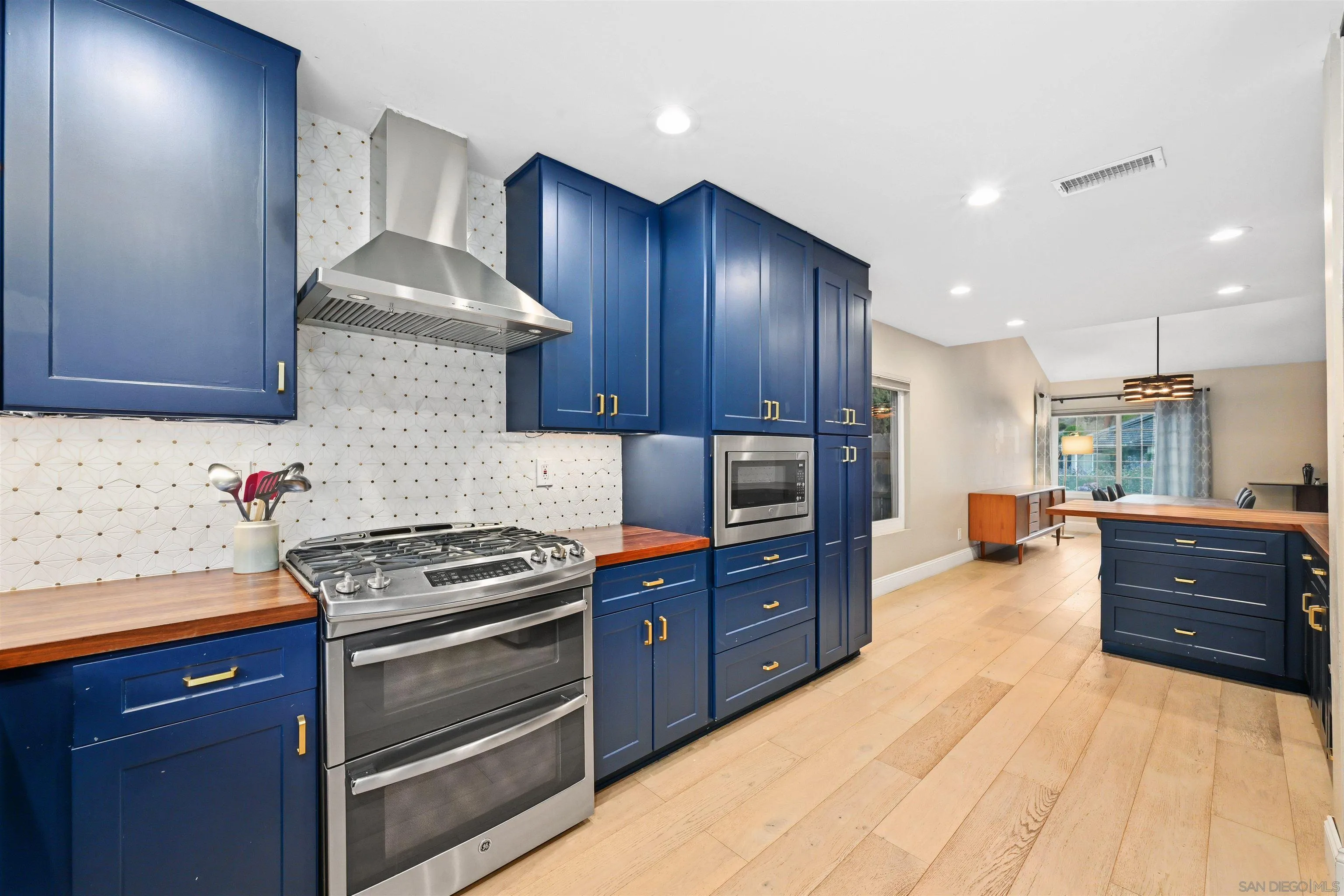 https://cdn.realtyfeed.com/cdn/127/260014154/8442ae9af8cb288dba1e8384a2379fe5.webp