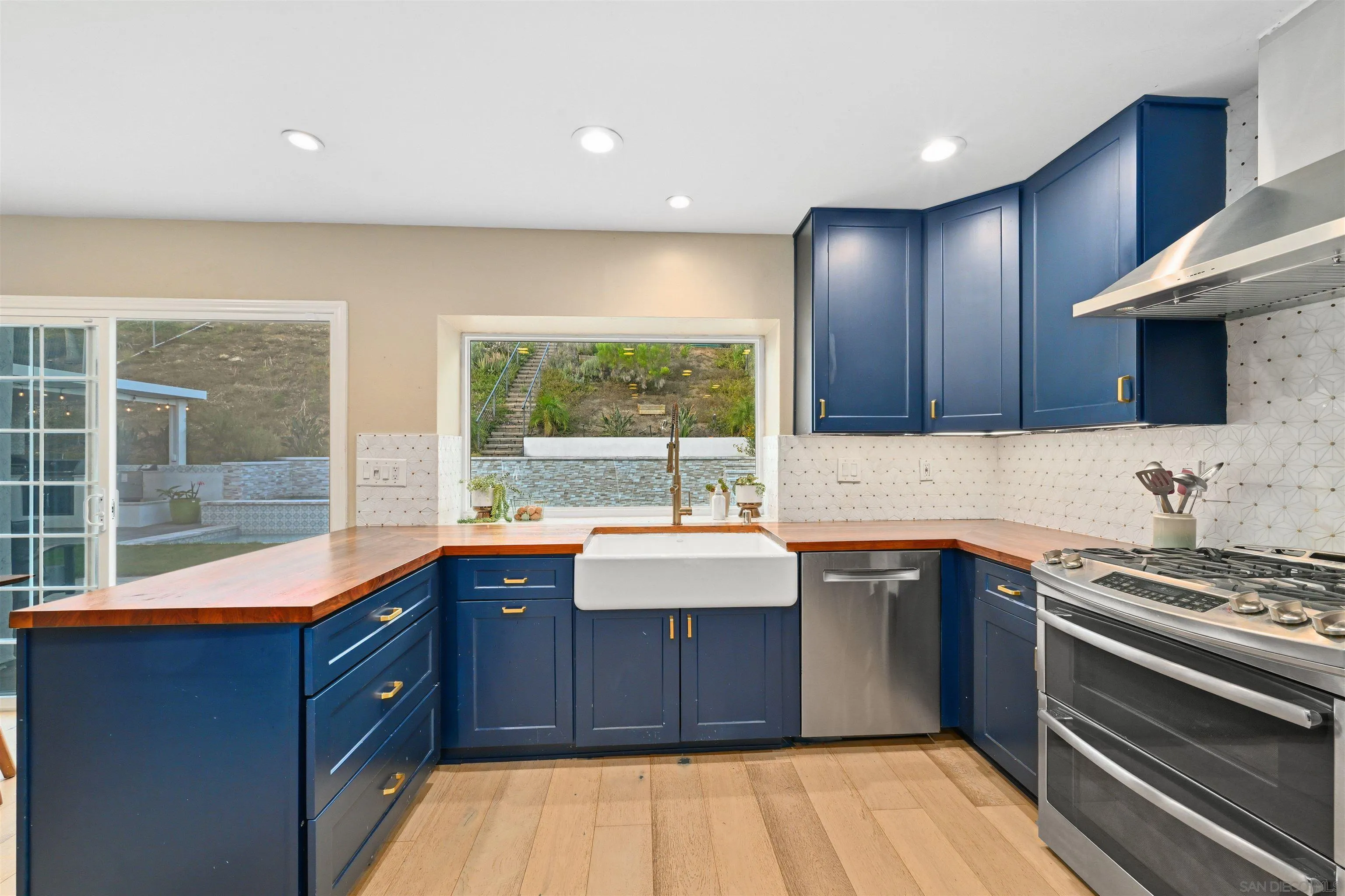https://cdn.realtyfeed.com/cdn/127/260014154/8b0e0f5efd61fc43aad1321d04f6f3ef.webp