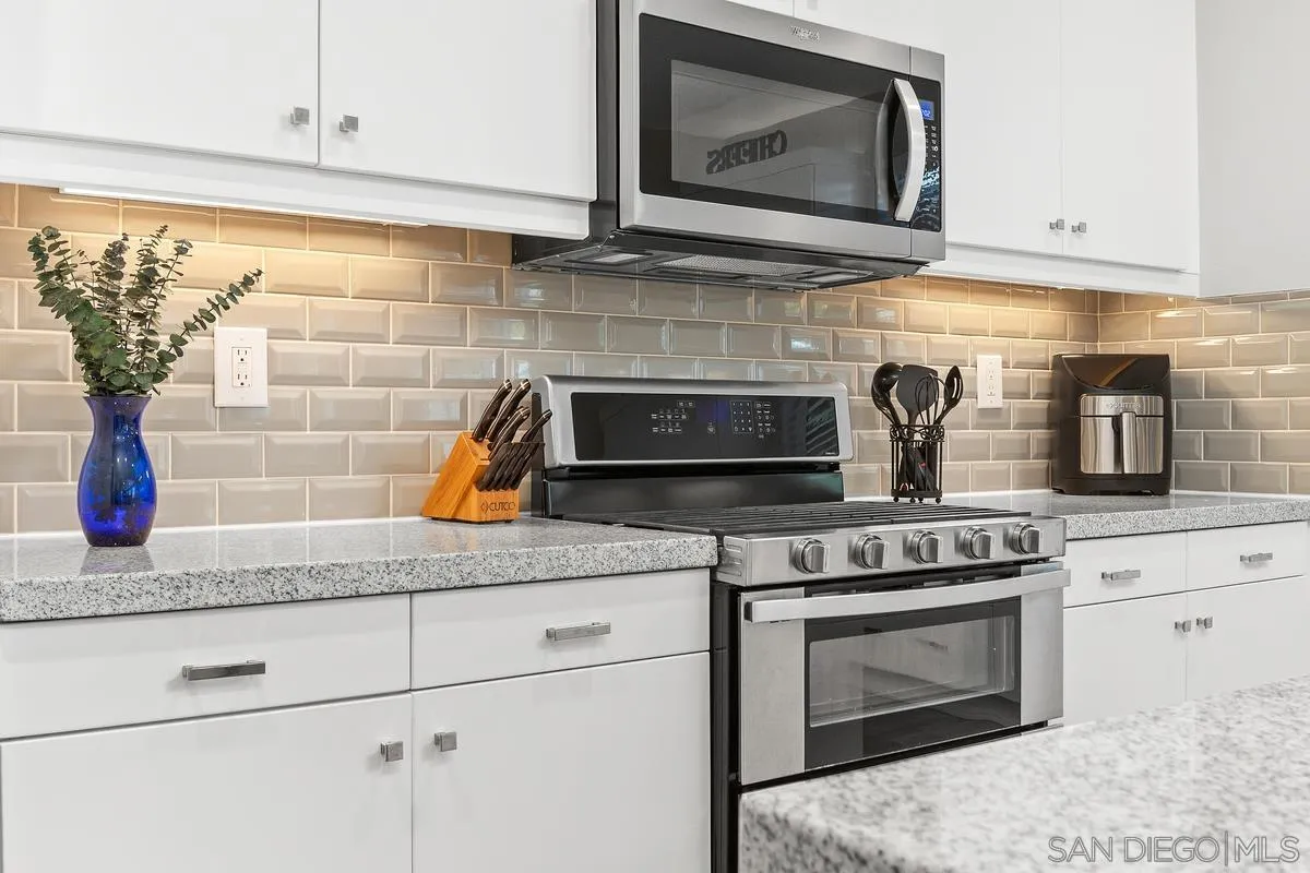 https://cdn.realtyfeed.com/cdn/127/260014160/67b8335e2430621bede0e49e8e9bcfaf.webp