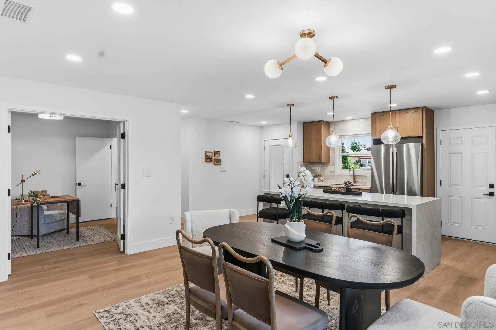 https://cdn.realtyfeed.com/cdn/127/260014161/484e2b87e16e3d36472dd76fe51e177d.webp