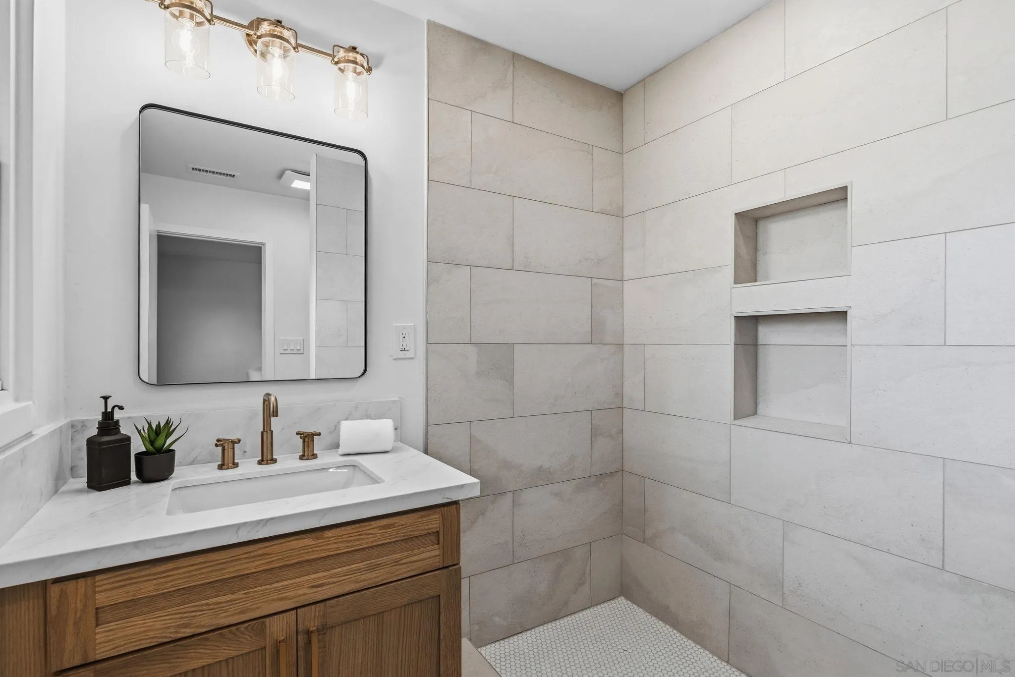 https://cdn.realtyfeed.com/cdn/127/260014161/a61e36f830fdfd96bf497e3b5123d1bd.webp