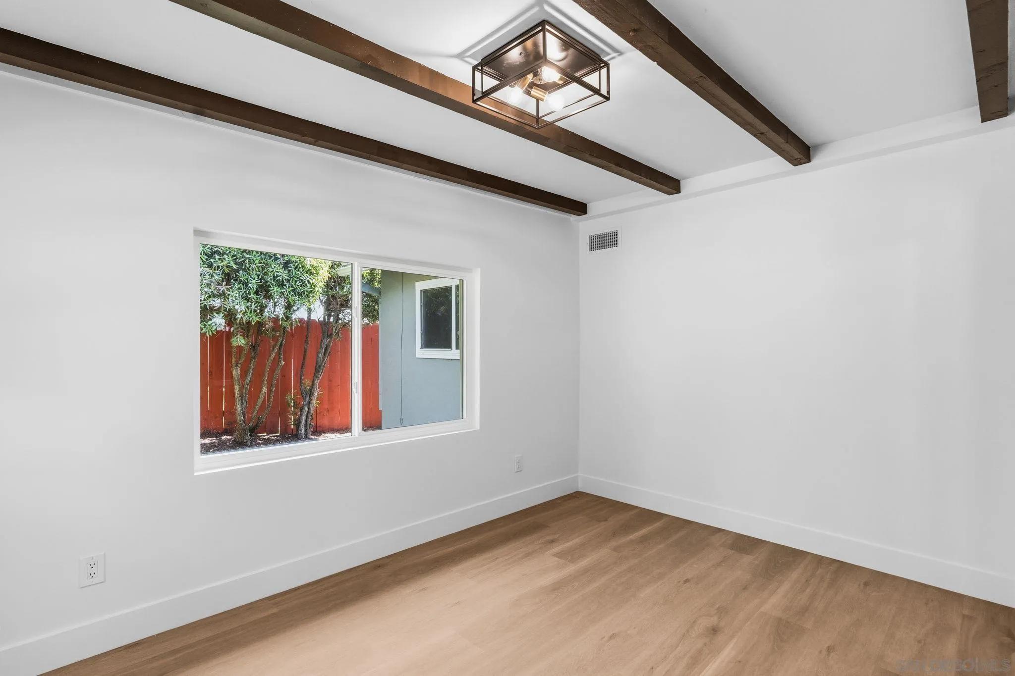 https://cdn.realtyfeed.com/cdn/127/260014161/a7dc5f0327fc914a1019af35e136e3e2.webp