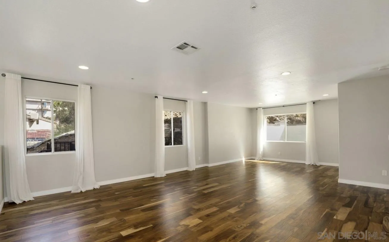 https://cdn.realtyfeed.com/cdn/127/260014168/87f1318a17672666ff8eb70592493ae9.webp