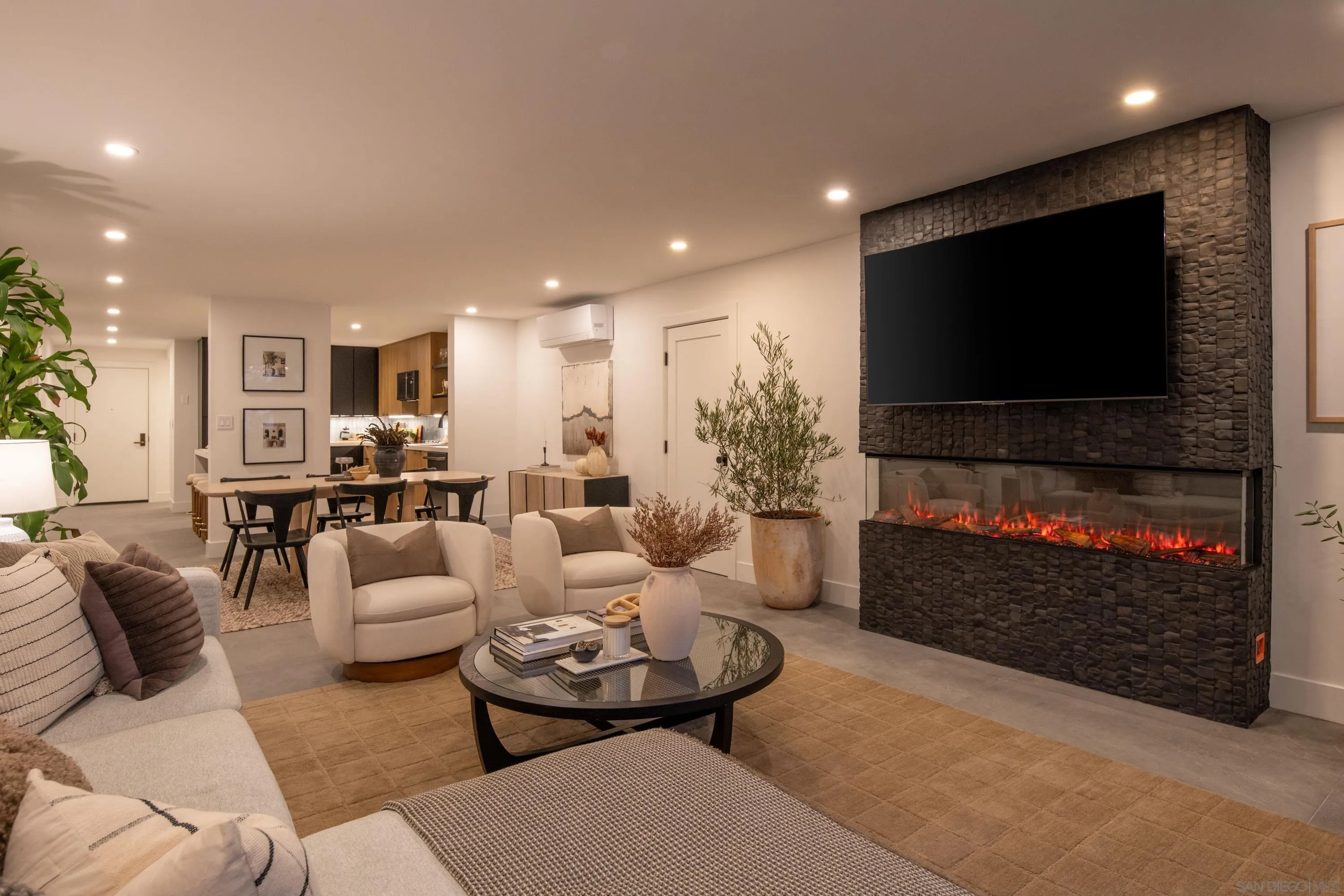 https://cdn.realtyfeed.com/cdn/127/260014177/1bace85d63aadfadd69a65acb1b3944f.webp