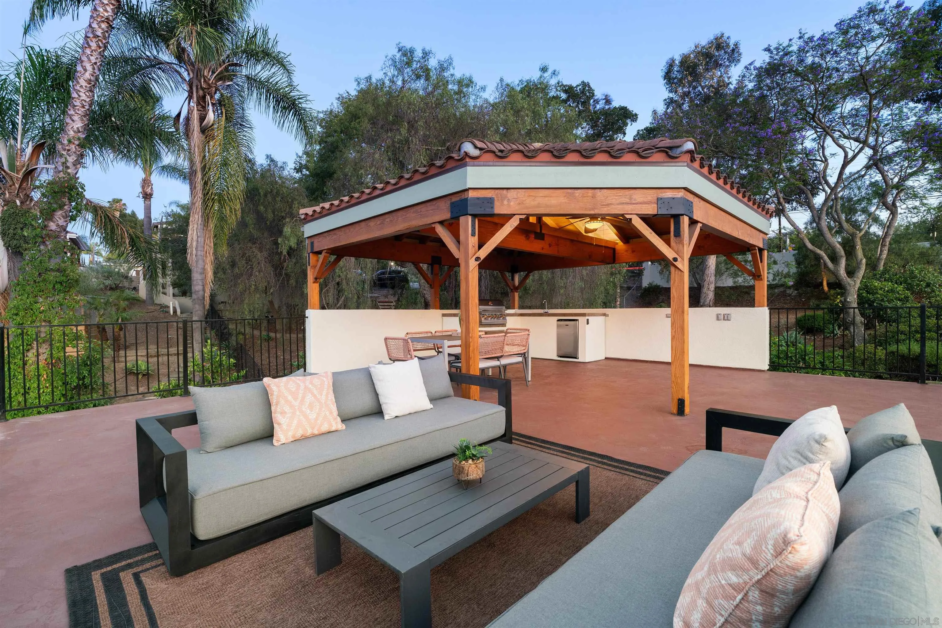 https://cdn.realtyfeed.com/cdn/127/260014179/8a9fa3f88afab54d34f57b750cfeb456.webp