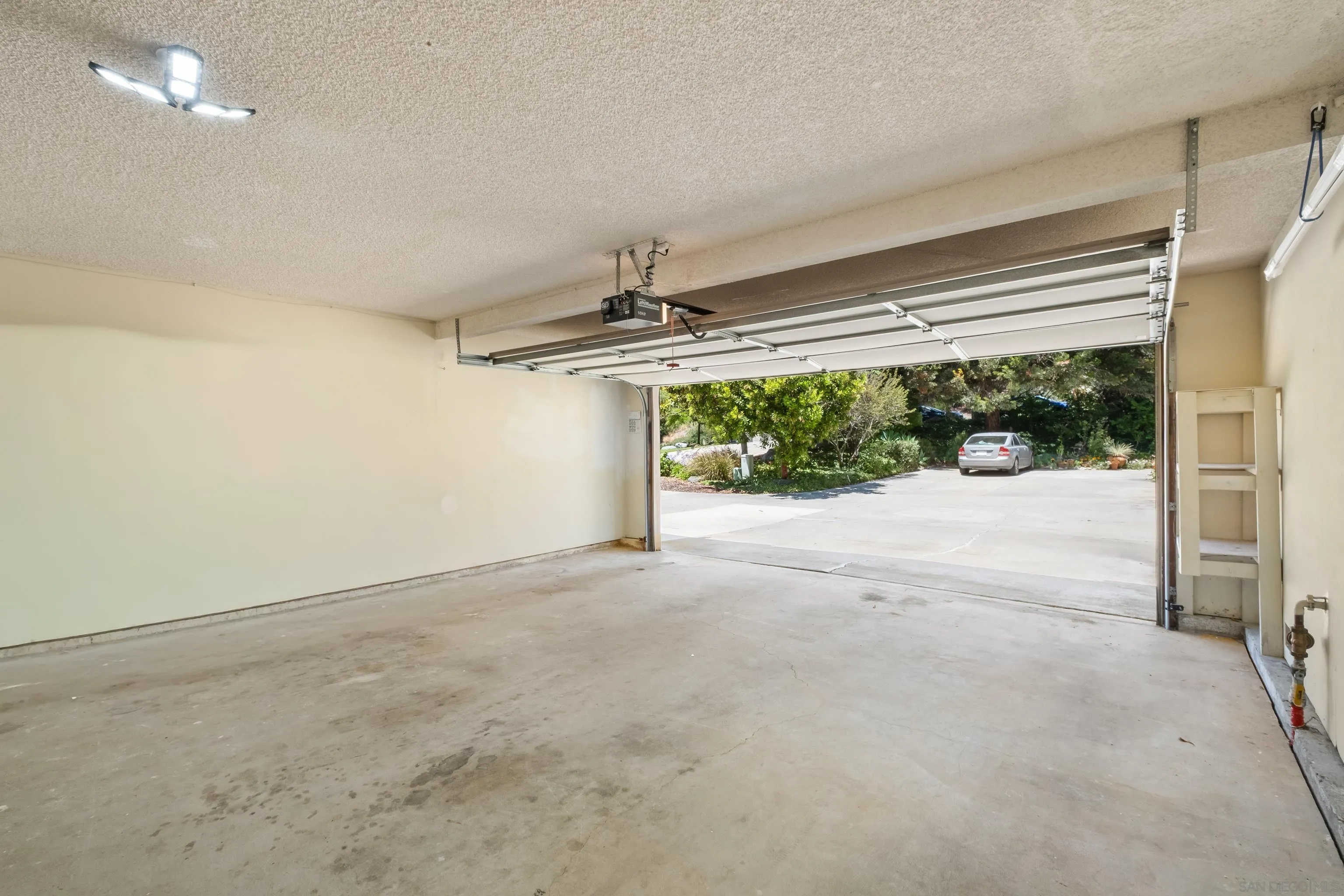 https://cdn.realtyfeed.com/cdn/127/260014185/2d8fc1084572acd85b5ca7956aa9bcd4.webp