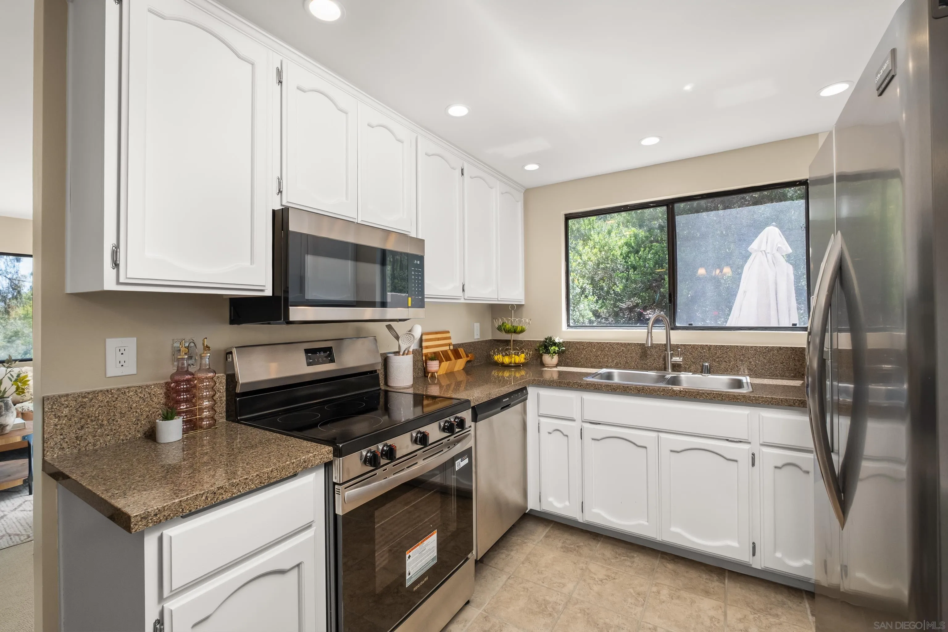 https://cdn.realtyfeed.com/cdn/127/260014185/817ae904cc1f96209bb5d7ca739282a6.webp
