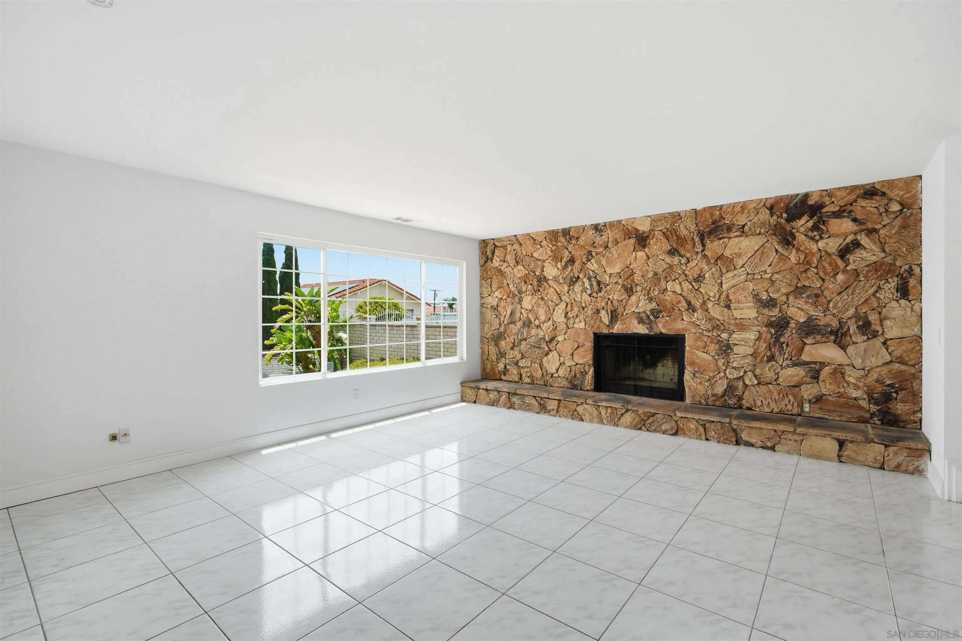 https://cdn.realtyfeed.com/cdn/127/260014186/2598bf22d6ce2383663d0dd7a02bef7d.webp