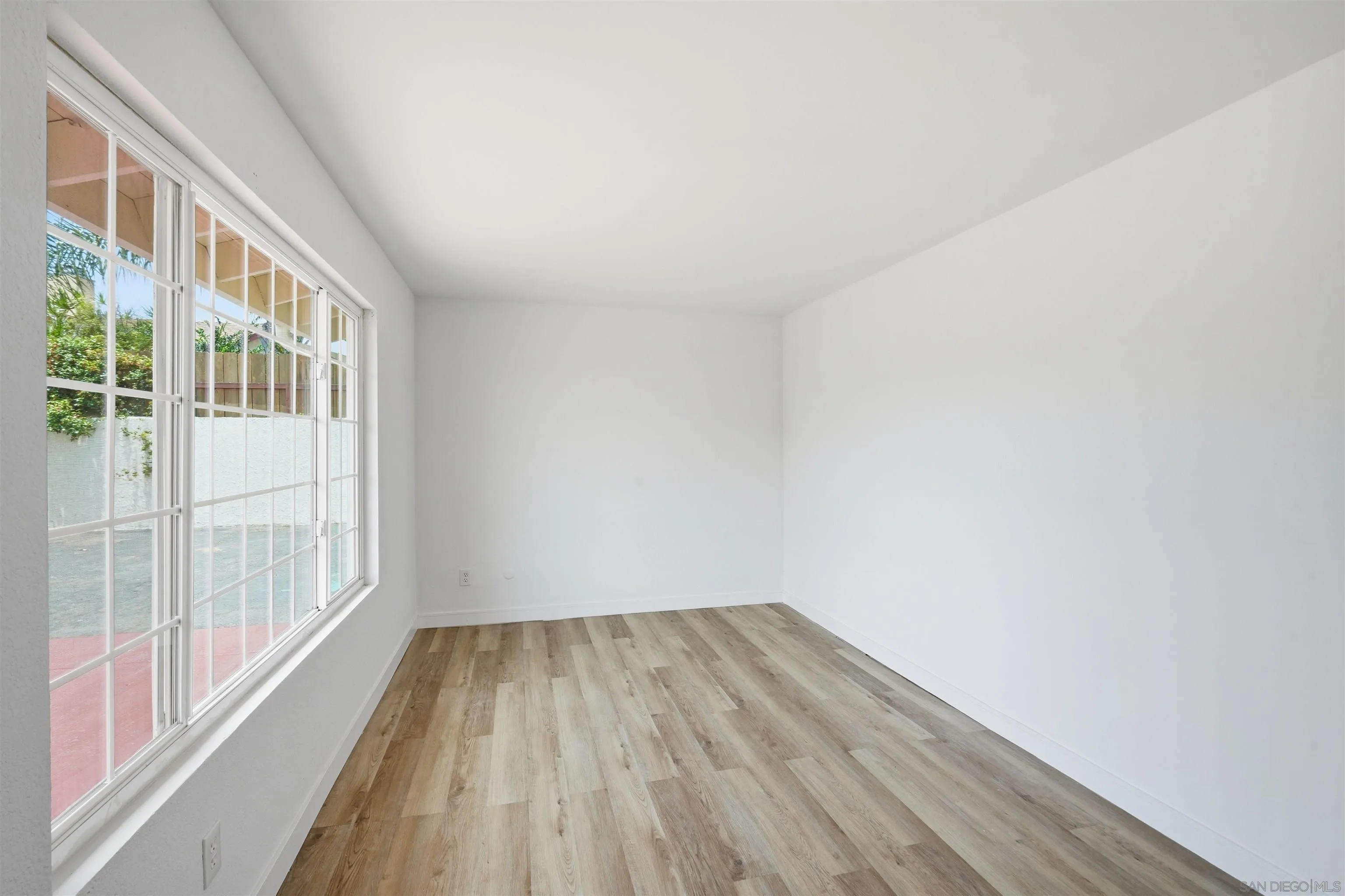 https://cdn.realtyfeed.com/cdn/127/260014186/5fd8b4d9d5221c1b61a203a1924f6761.webp