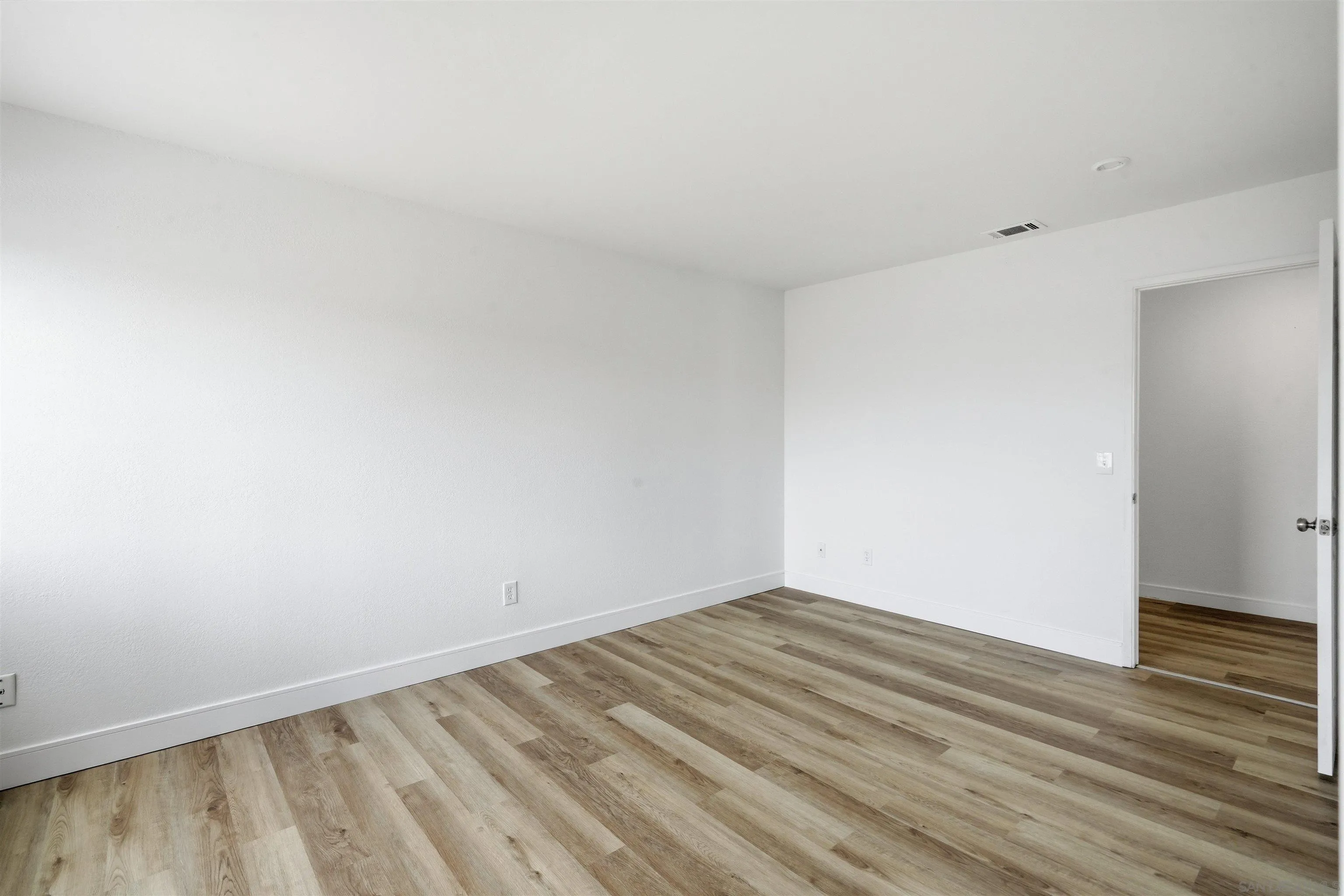 https://cdn.realtyfeed.com/cdn/127/260014186/bf7cfe19ff8c50b6f46303465d5b6b9f.webp