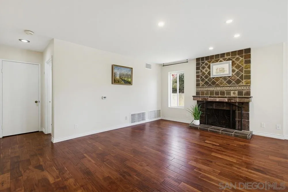 https://cdn.realtyfeed.com/cdn/127/260014187/ef403915d4af04d7d12c51d51a65c99b.webp