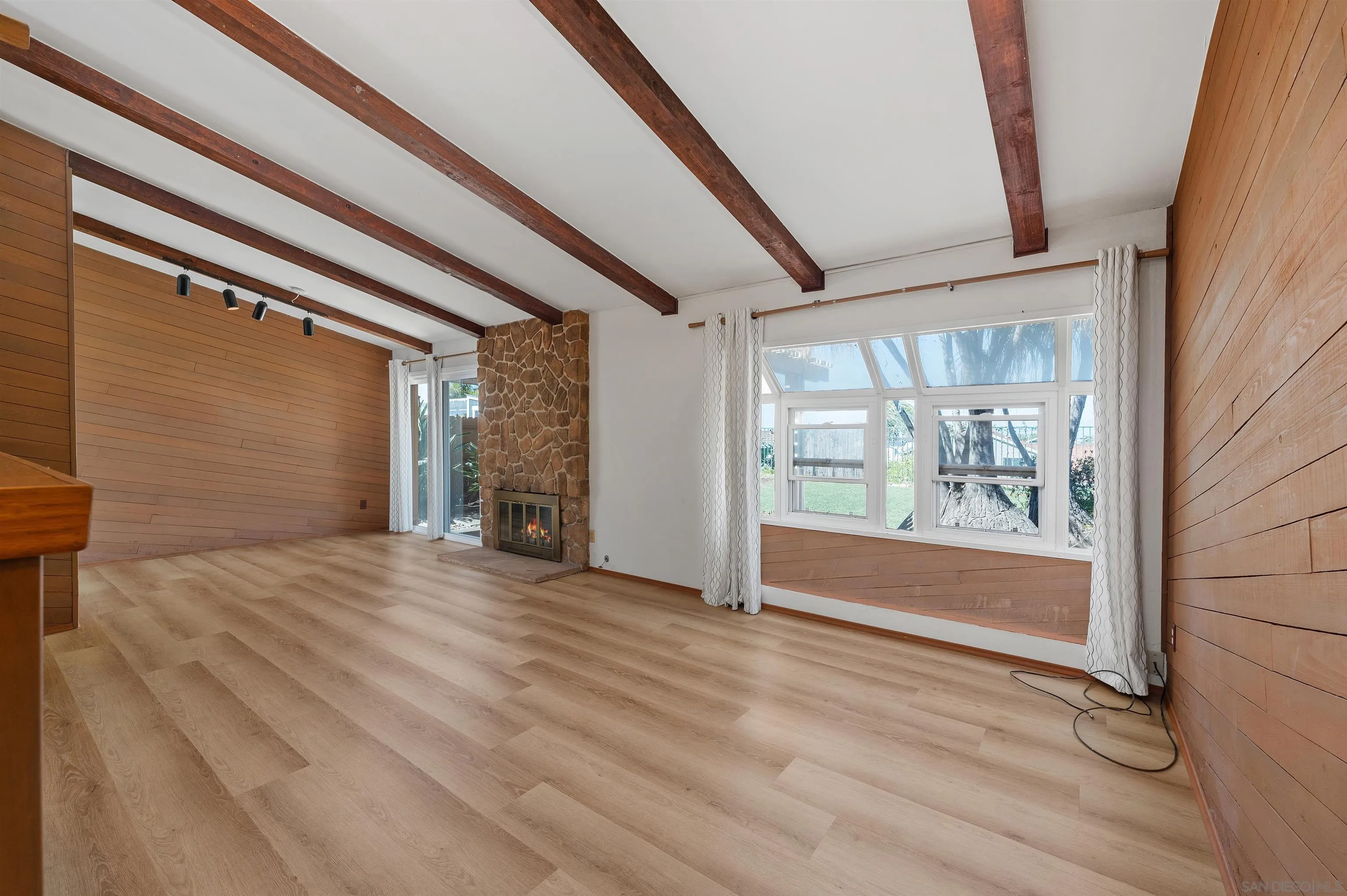 https://cdn.realtyfeed.com/cdn/127/260014191/976e7c9be90b420d6695641d04a7e229.webp