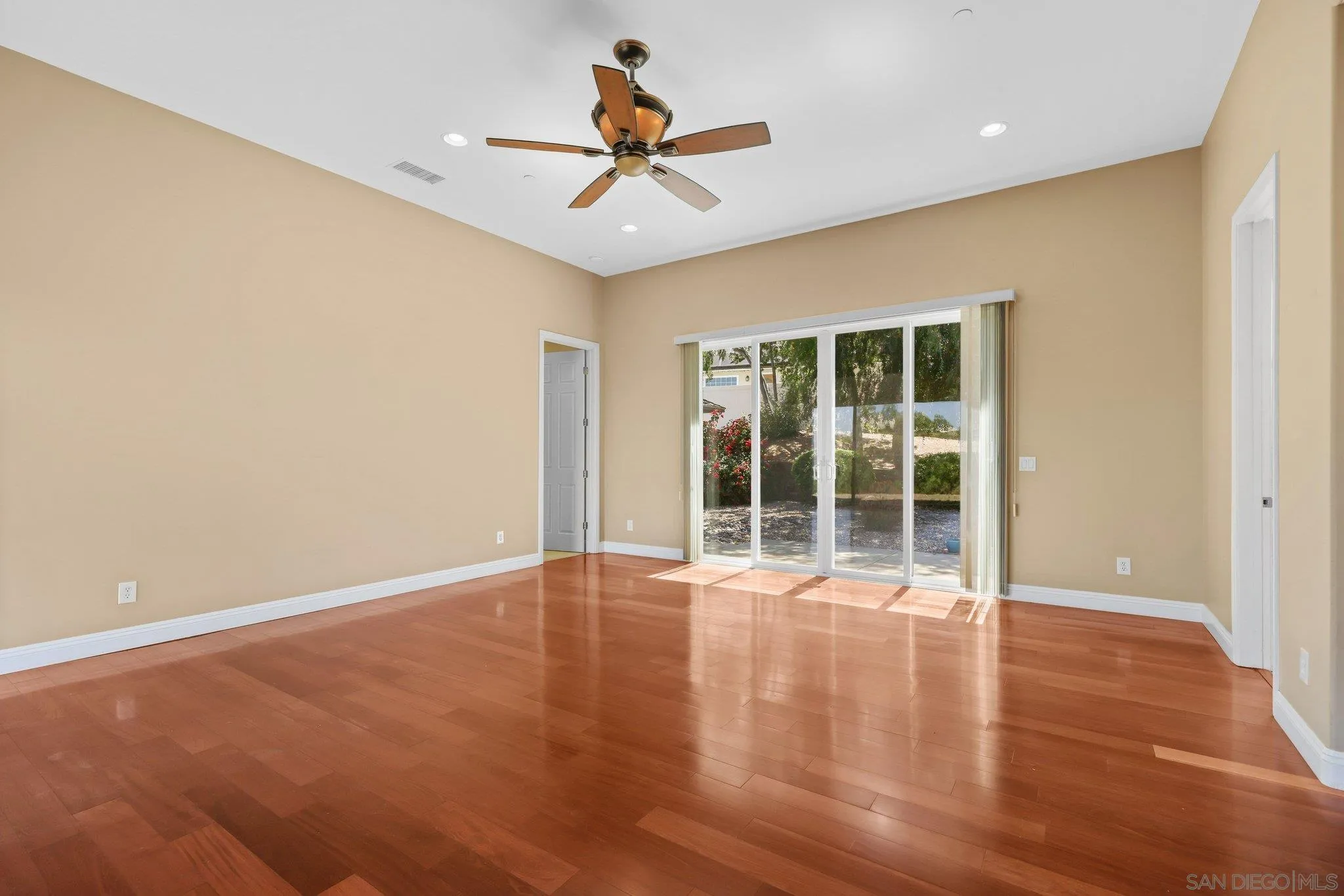 https://cdn.realtyfeed.com/cdn/127/260014192/1996ef107f442bf0464fc2eee48eba9e.webp