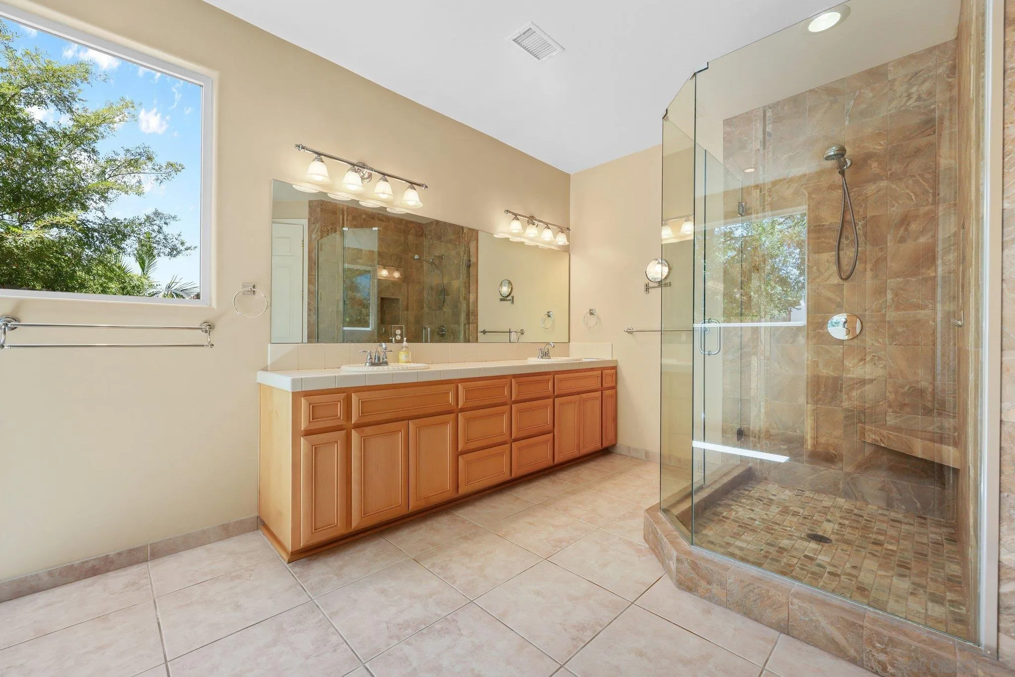 https://cdn.realtyfeed.com/cdn/127/260014192/fad37d582f65e9ff9ee11ef6840da89e.webp