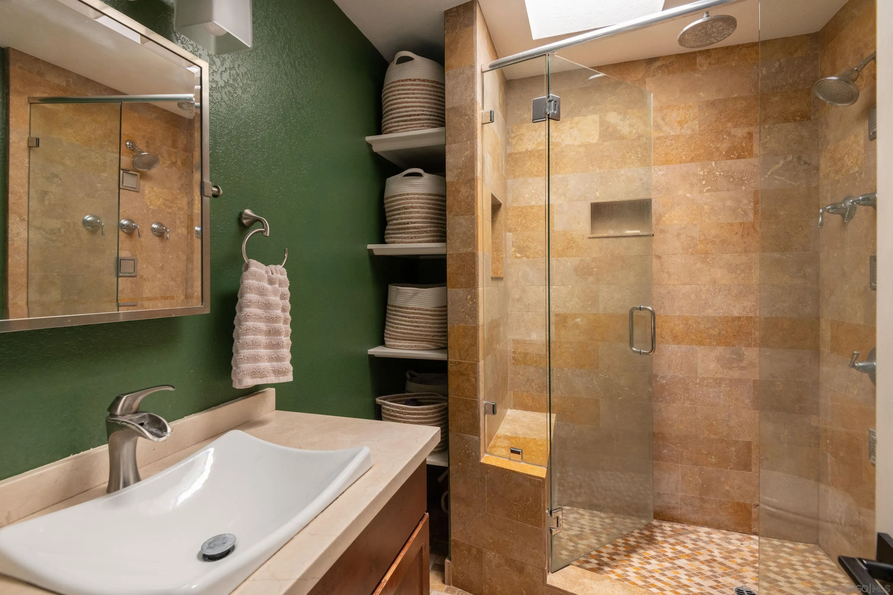 https://cdn.realtyfeed.com/cdn/127/260014193/83cc869346a4dbe3906ab07c01bc2db1.webp