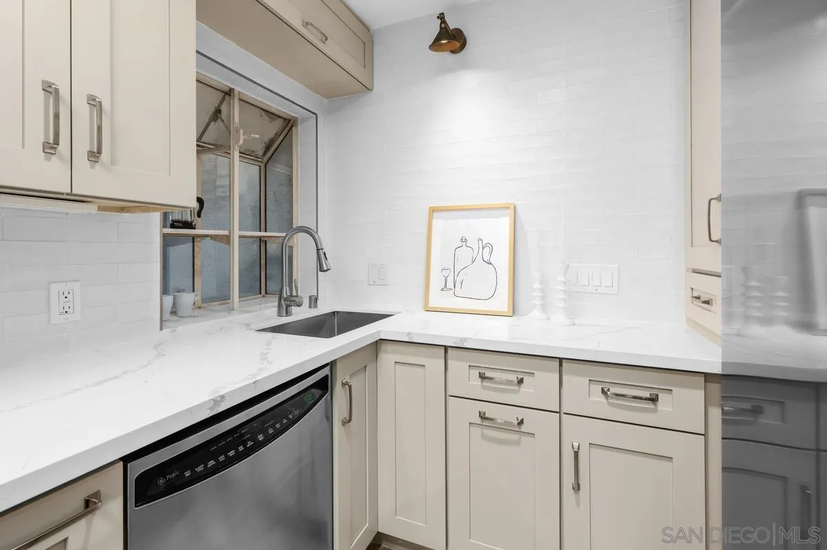 https://cdn.realtyfeed.com/cdn/127/260014199/dc5cba99ebec597def02fb3bcec6bc6f.webp