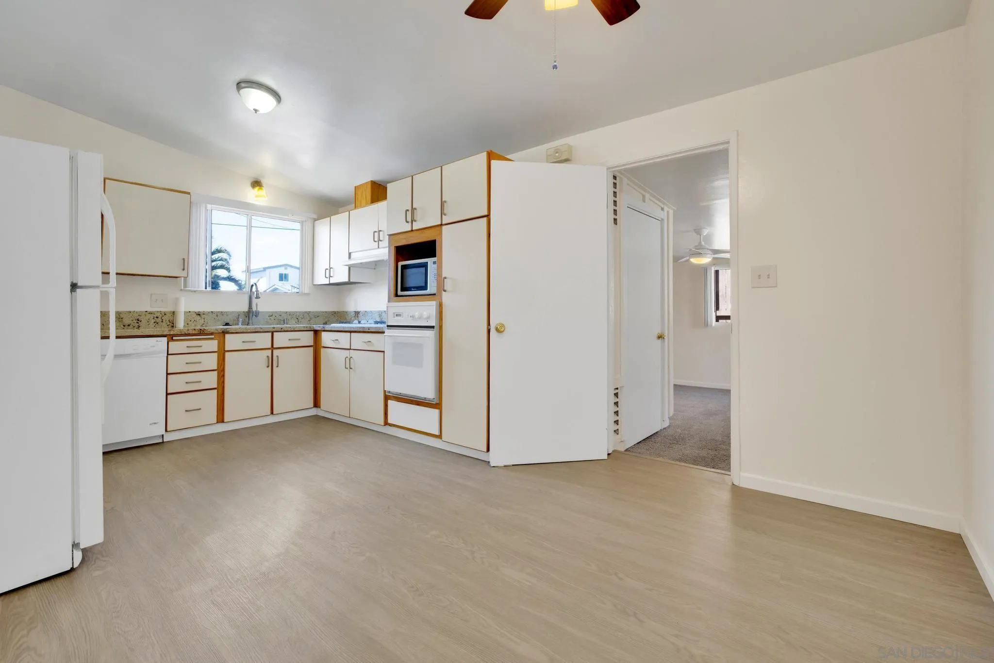https://cdn.realtyfeed.com/cdn/127/260014205/7d8ef83923d037d82fd8d7d02ee028c0.webp