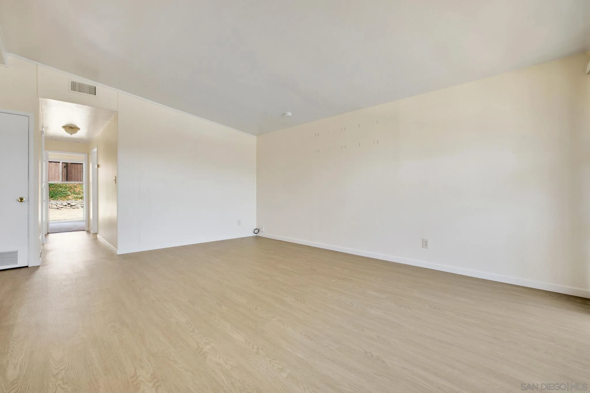 https://cdn.realtyfeed.com/cdn/127/260014205/87a7d94898bd6605cb4d701133e737da.webp