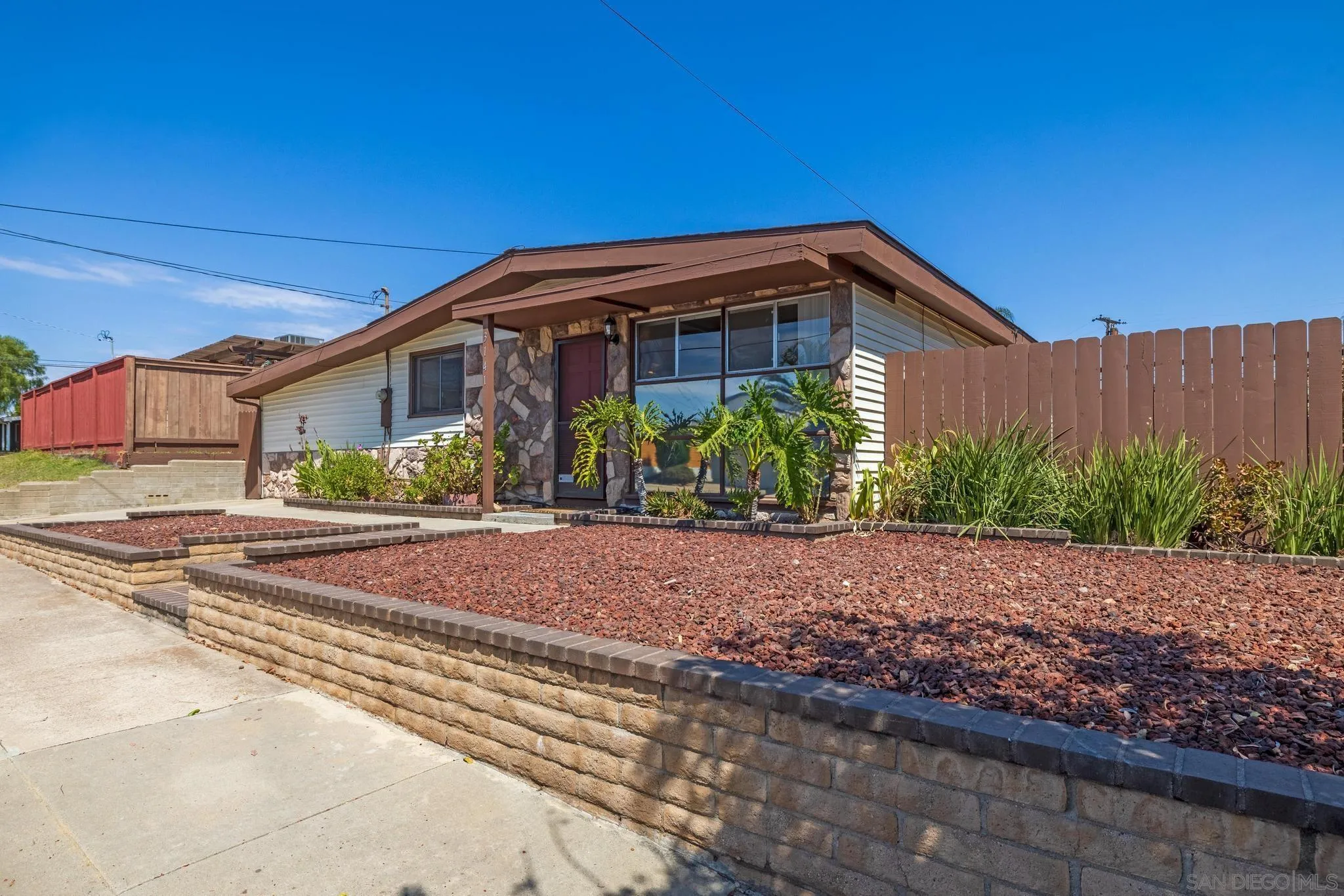 https://cdn.realtyfeed.com/cdn/127/260014205/badf99591662680c25ad7857dfd8ecfb.webp