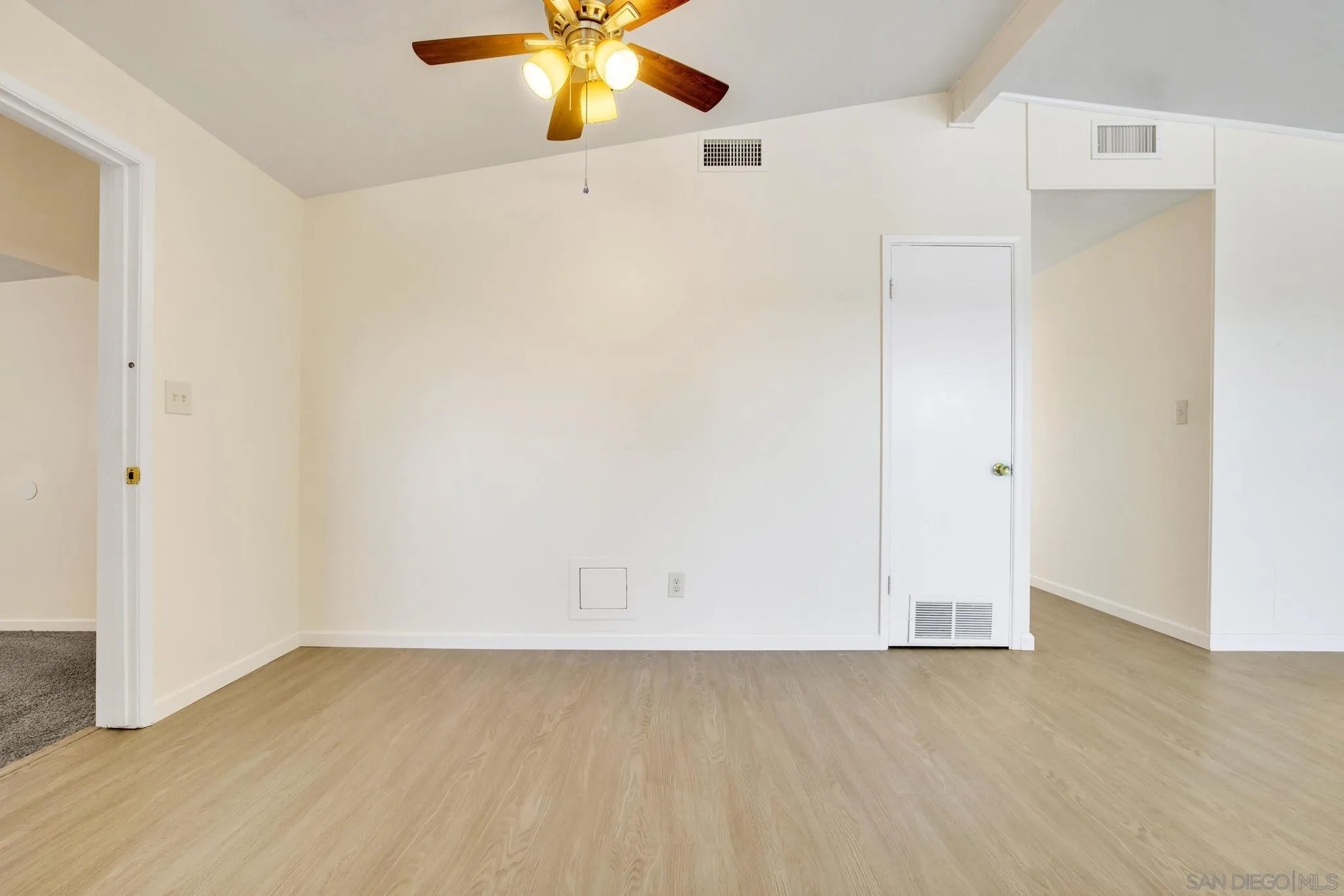 https://cdn.realtyfeed.com/cdn/127/260014205/d65db5bf1adf3910cb9b43e12c91e030.webp