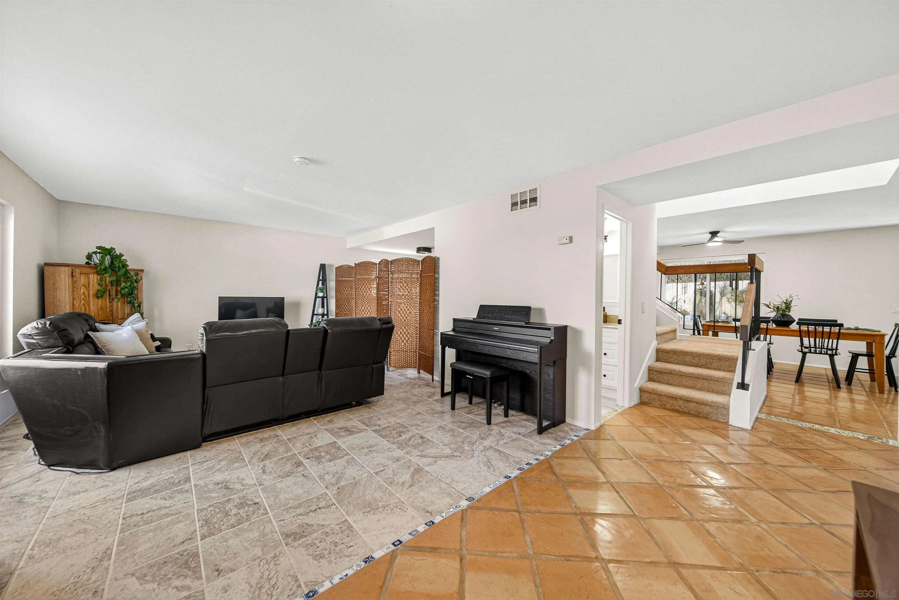 https://cdn.realtyfeed.com/cdn/127/260014206/6dbc60b85bd3abc8ab58d1b3b8732101.webp
