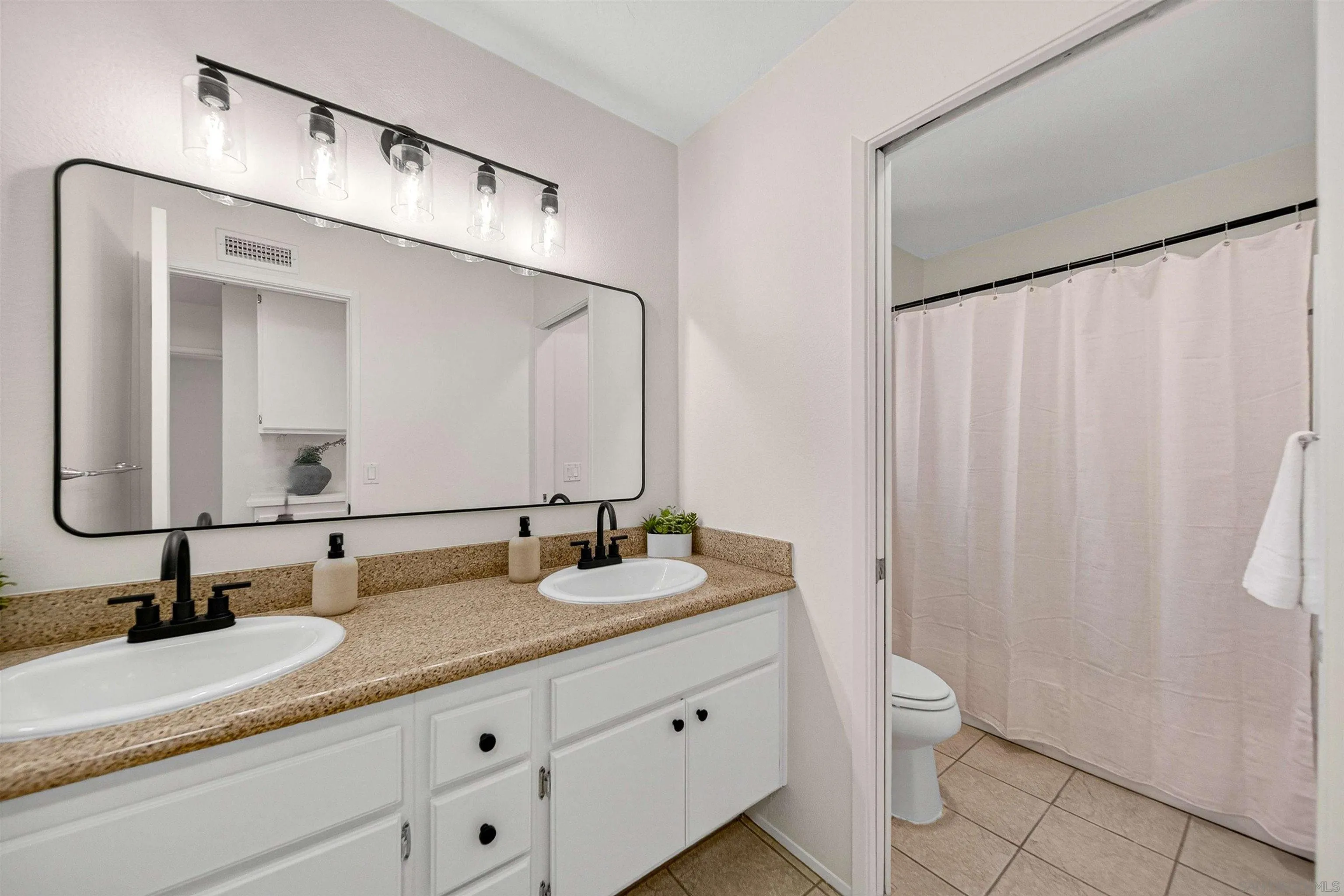 https://cdn.realtyfeed.com/cdn/127/260014206/e712ad1ef17e9d8d8d6754f82aa54ea2.webp