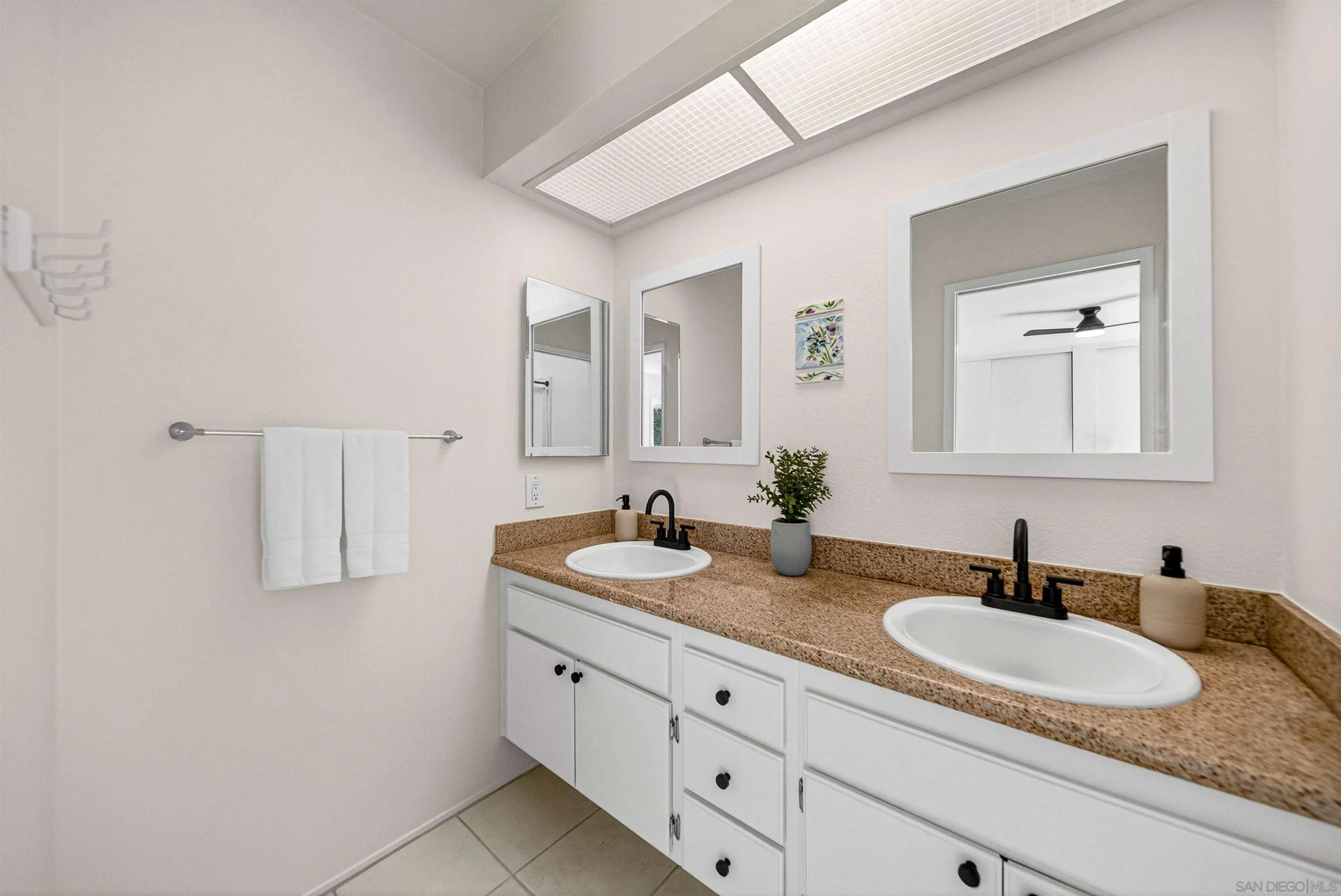 https://cdn.realtyfeed.com/cdn/127/260014206/ef85e43ae3623a73f39cb2255214068b.webp