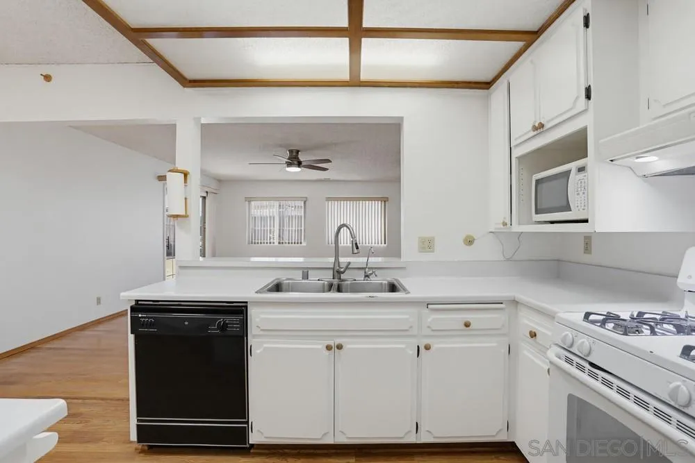 https://cdn.realtyfeed.com/cdn/127/260014207/e1d263cfb19b6fc0b536fb0b5fa79fe2.webp