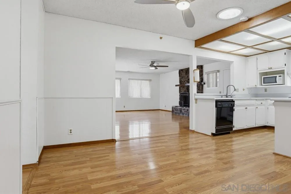 https://cdn.realtyfeed.com/cdn/127/260014207/f33a4af4e1d95711b3cb58ecef11854d.webp