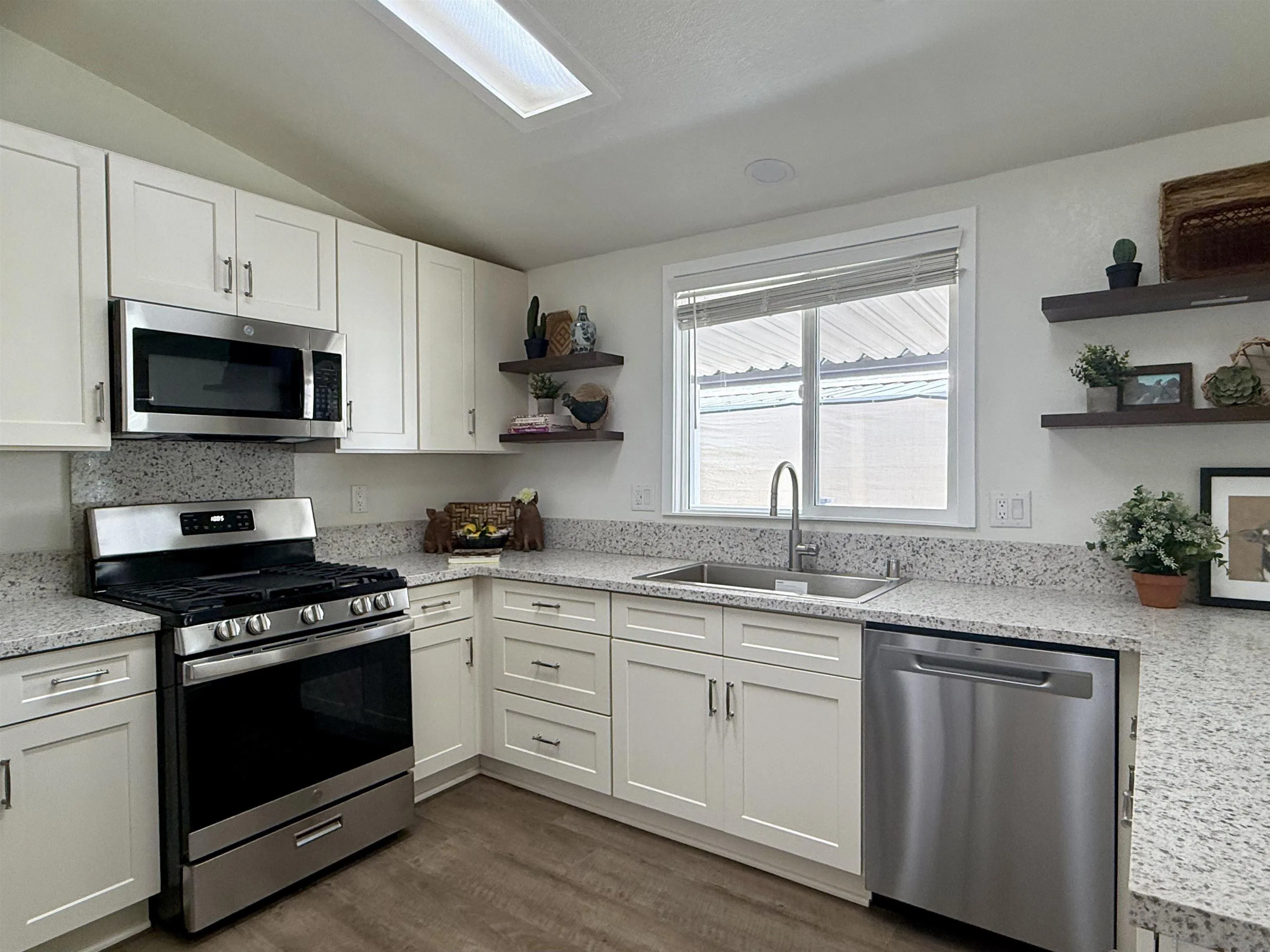 https://cdn.realtyfeed.com/cdn/127/260014210/94f575d765f003147a49b6b48b012923.webp