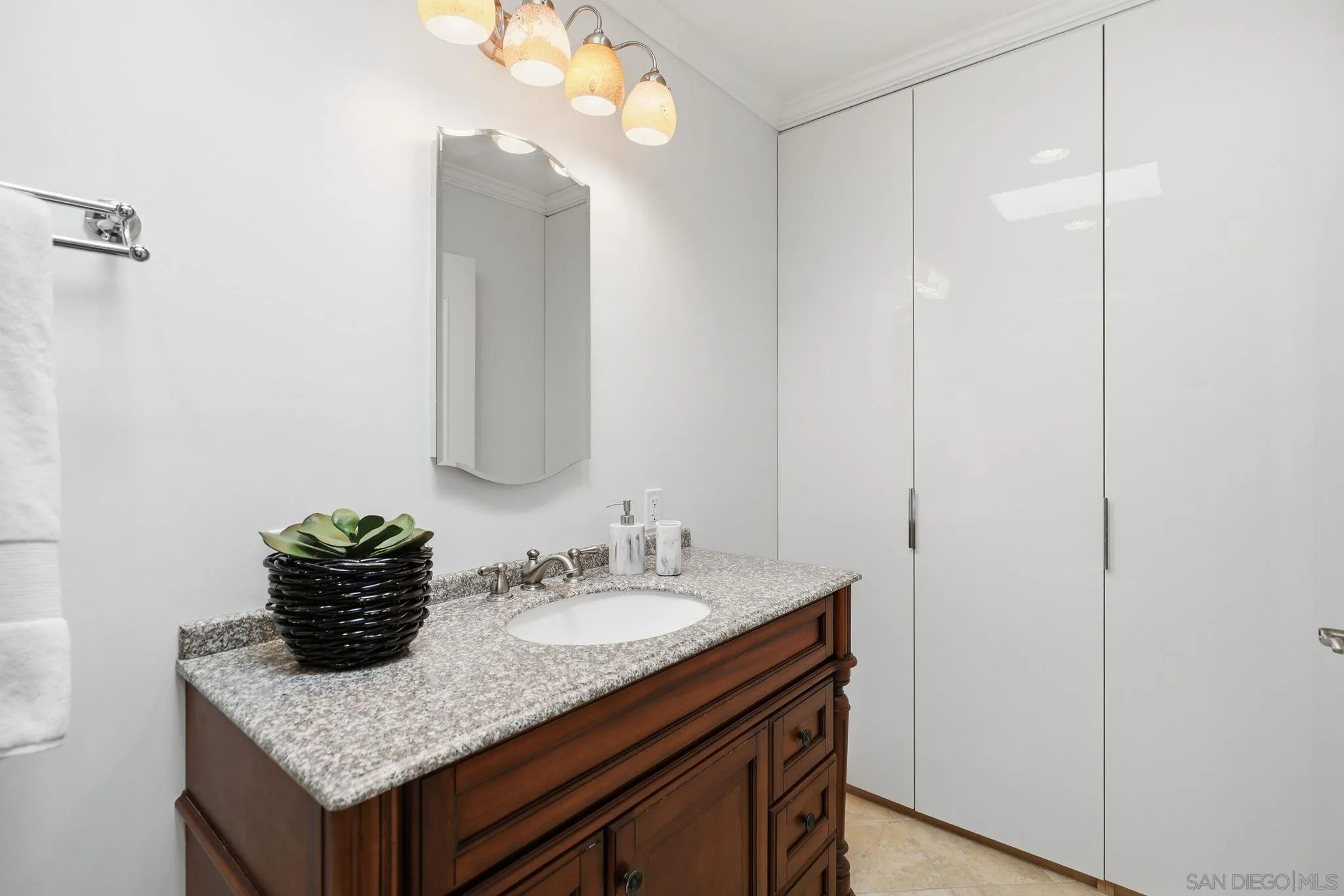 https://cdn.realtyfeed.com/cdn/127/260014215/27a54e03b40f1ac854adf003ffc43131.webp