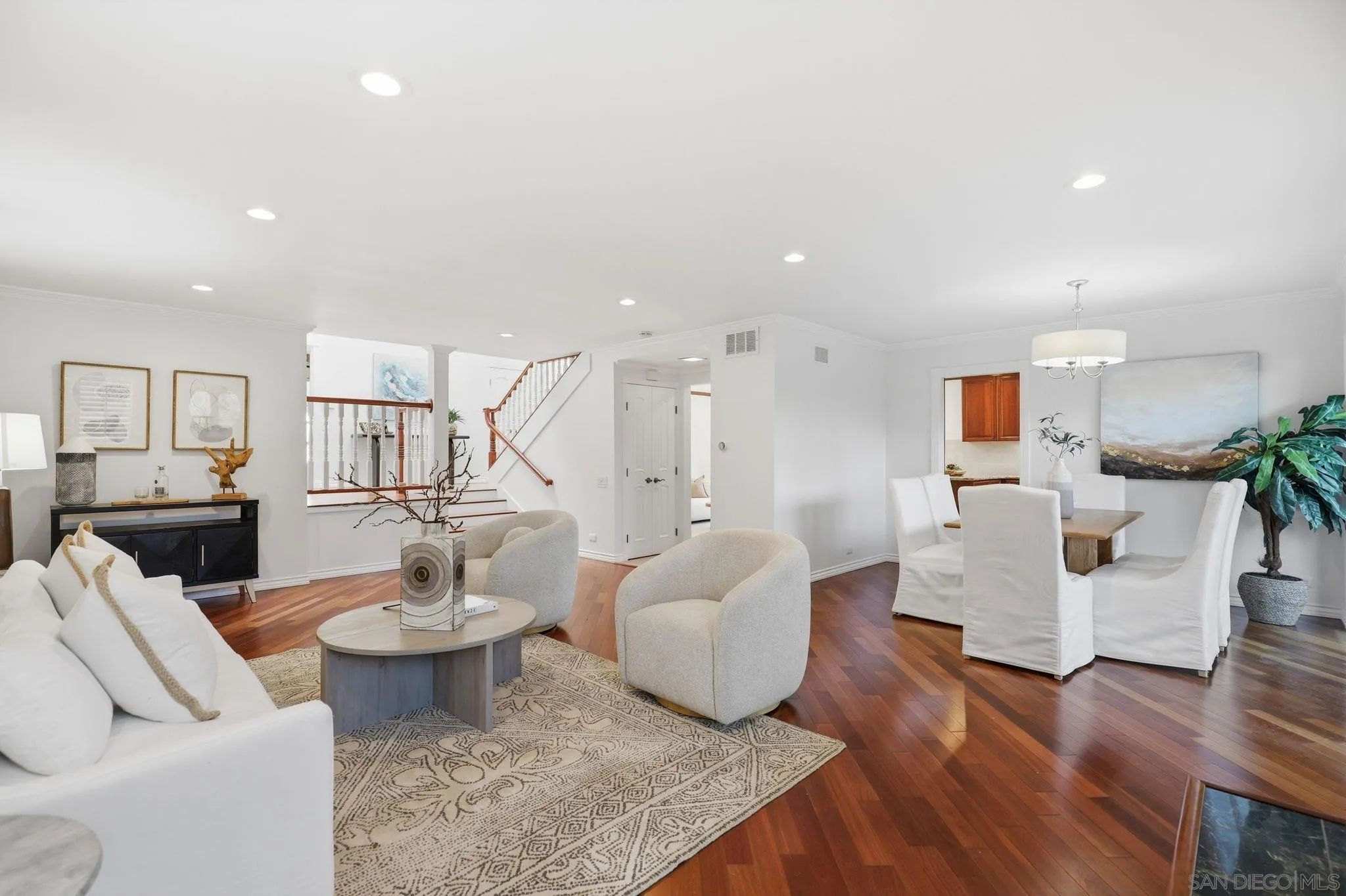 https://cdn.realtyfeed.com/cdn/127/260014215/8ffeadcedce386a7900d2e7b9b9757e2.webp