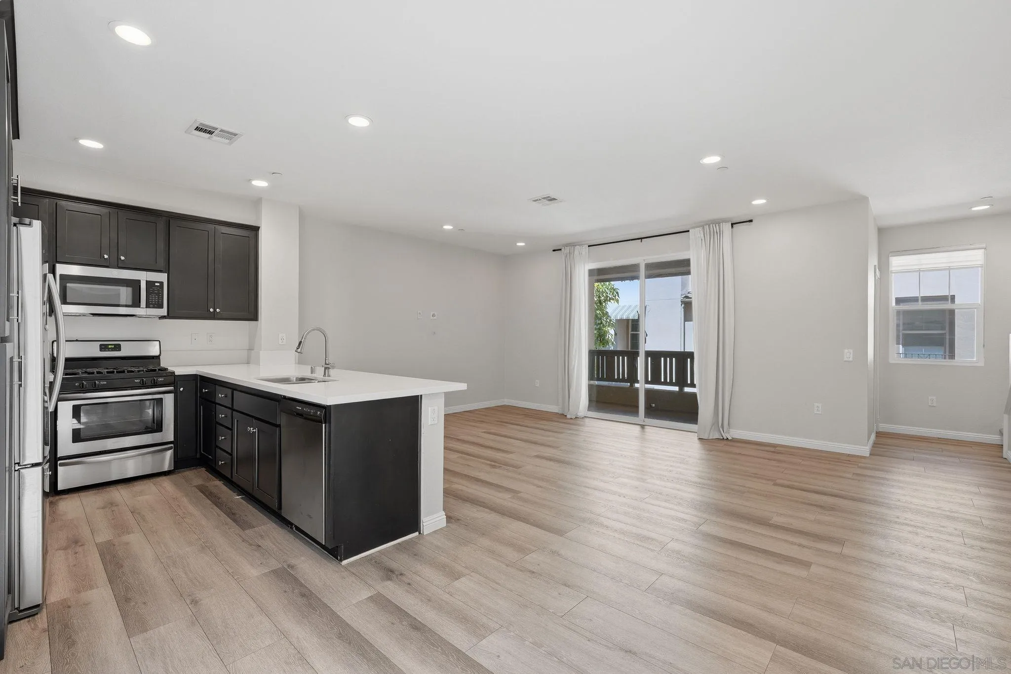 https://cdn.realtyfeed.com/cdn/127/260014216/38bfe5a86ed3d7f9a08676c039d6d7a4.webp