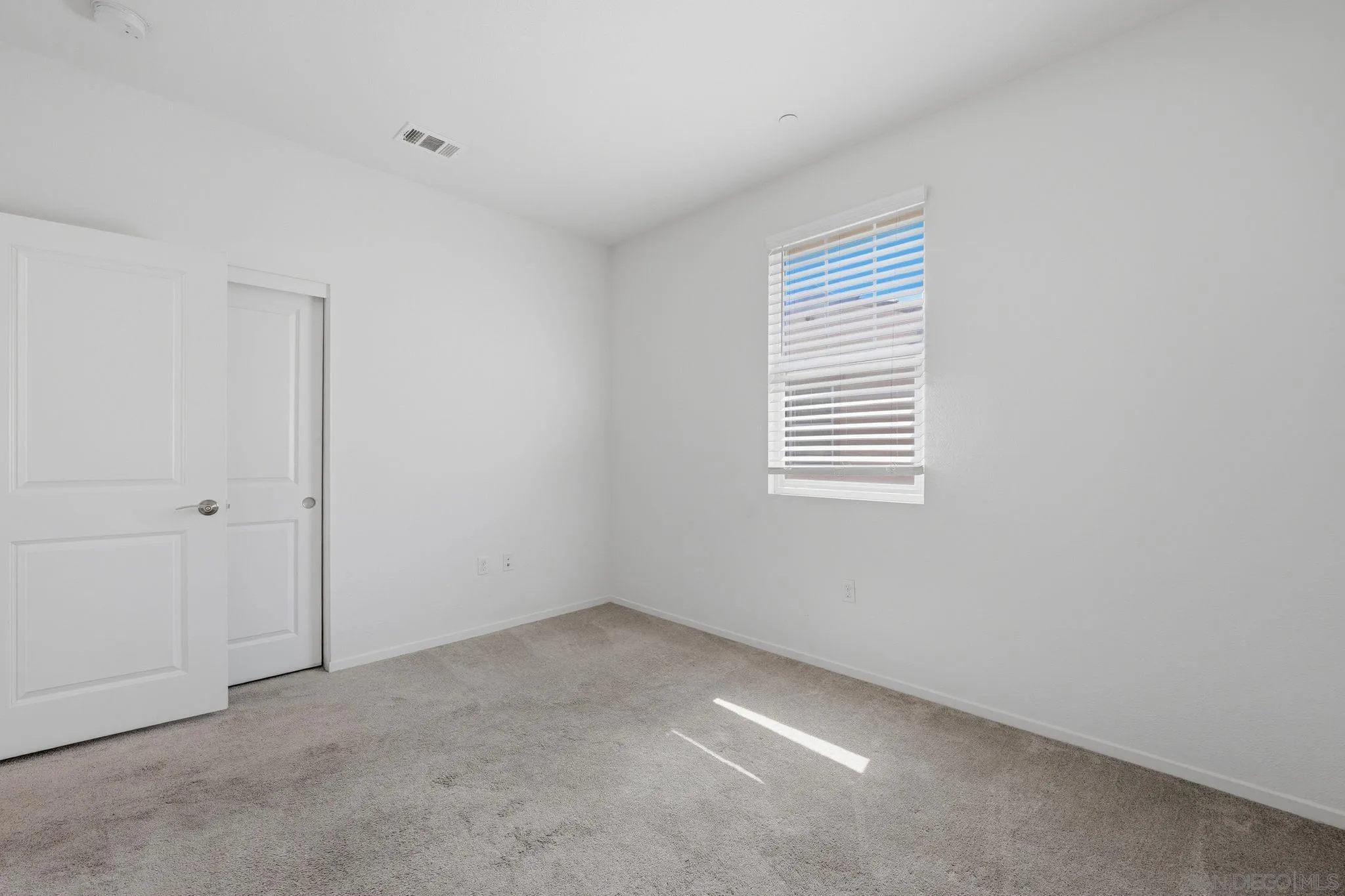 https://cdn.realtyfeed.com/cdn/127/260014216/3db05a747f6d9f47a55dcd931354a217.webp