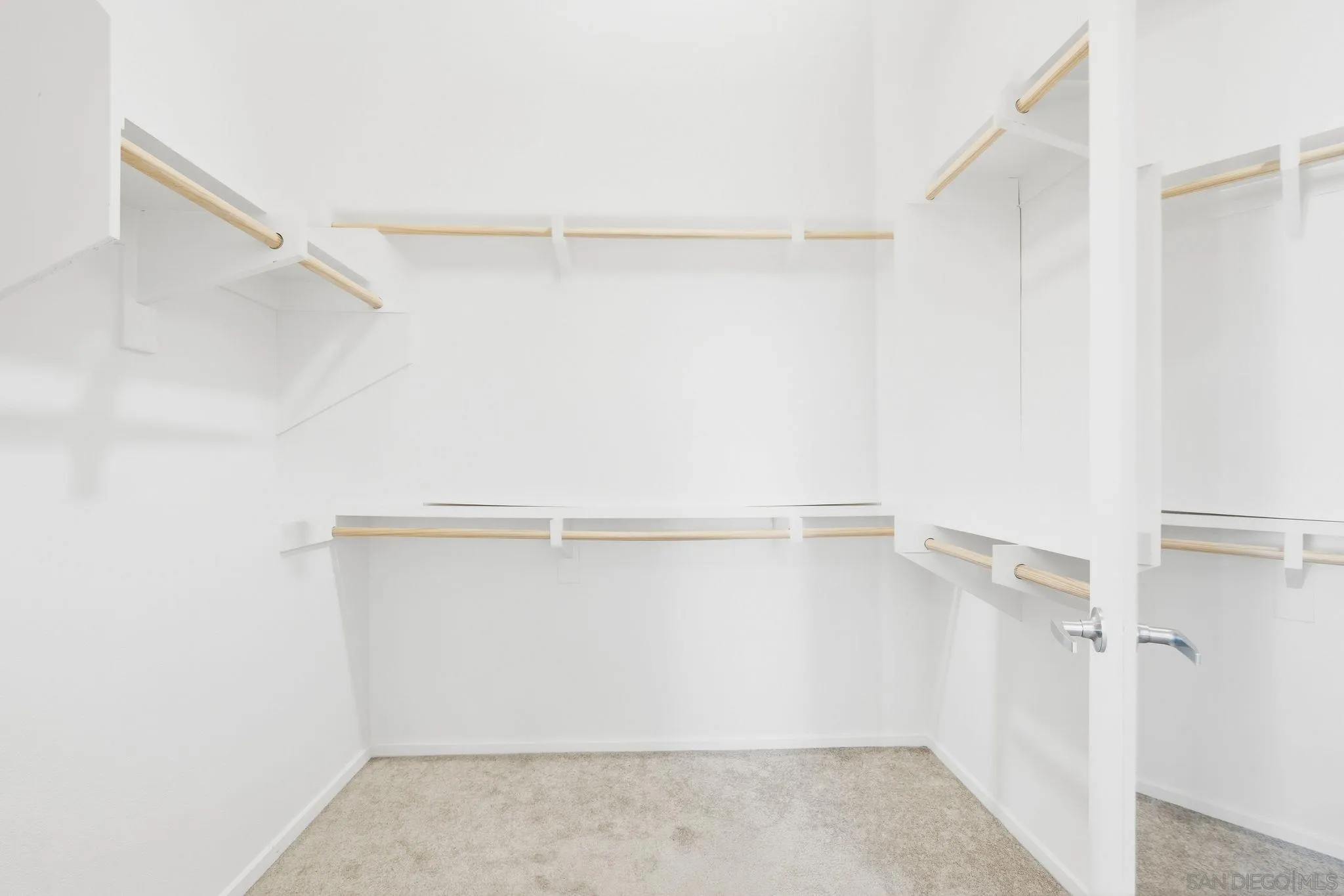 https://cdn.realtyfeed.com/cdn/127/260014216/48acd6e216578d34a8f73ff26889559c.webp