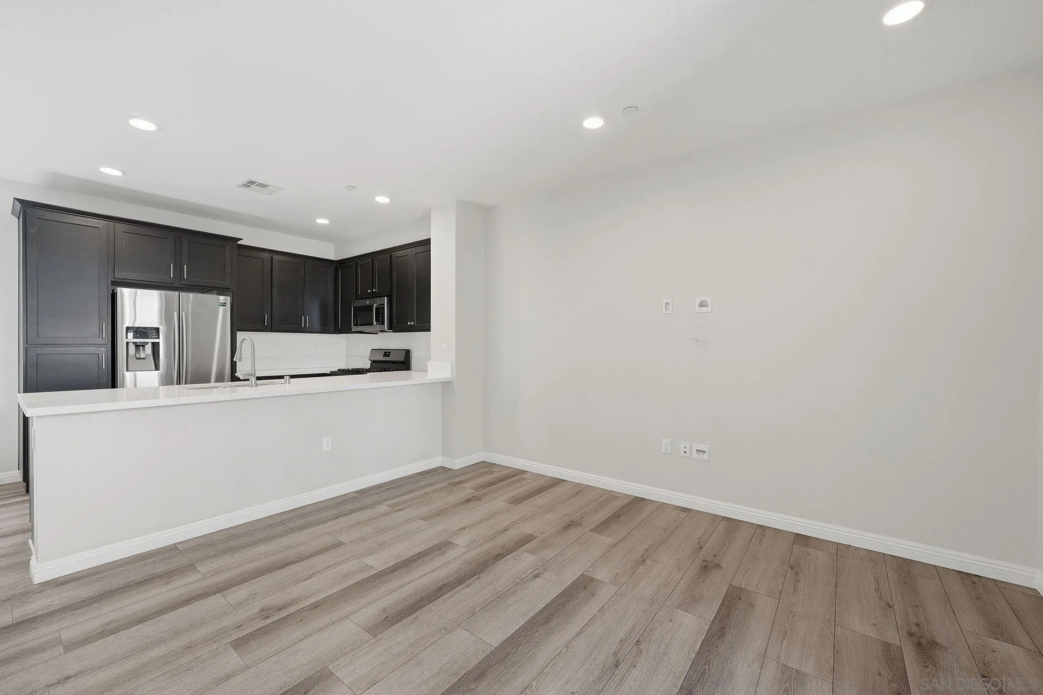 https://cdn.realtyfeed.com/cdn/127/260014216/f38082ff81bfed8d3aaf285fc3d1b75b.webp