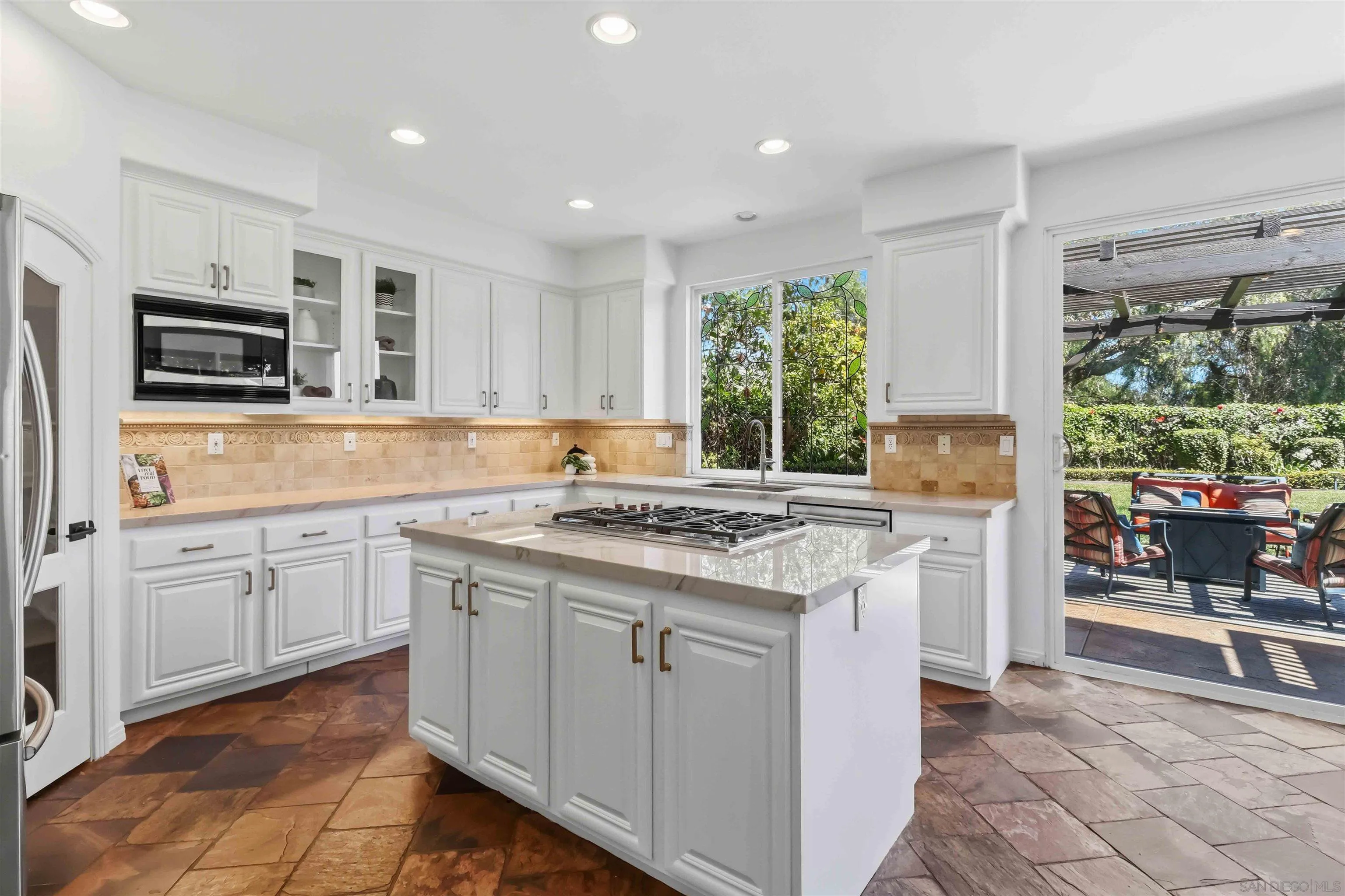 https://cdn.realtyfeed.com/cdn/127/260014220/b189c621751c96b47d04f7d930b04eb0.webp
