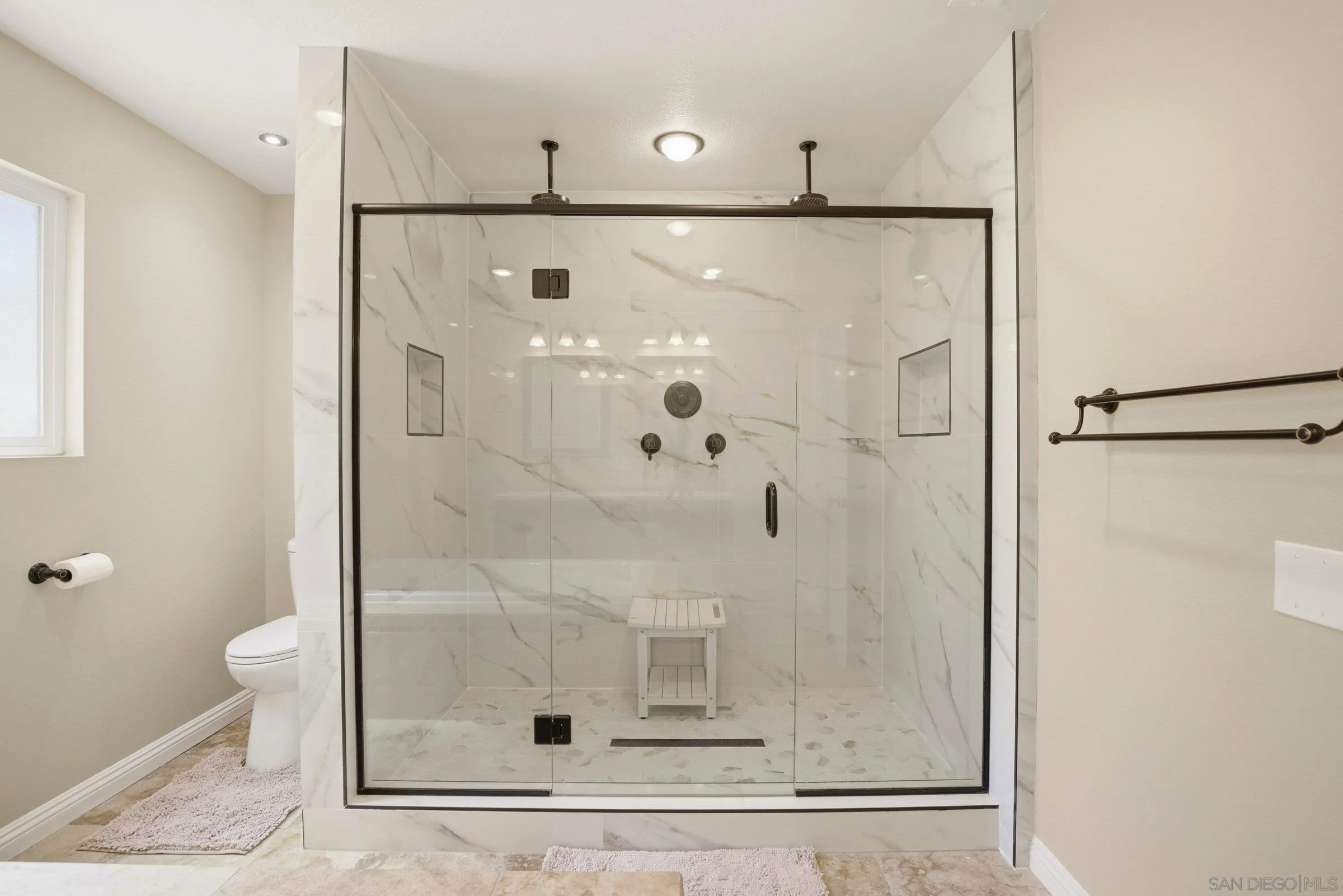 https://cdn.realtyfeed.com/cdn/127/260014221/5cb493209f5199842de34bfcbc2932eb.webp