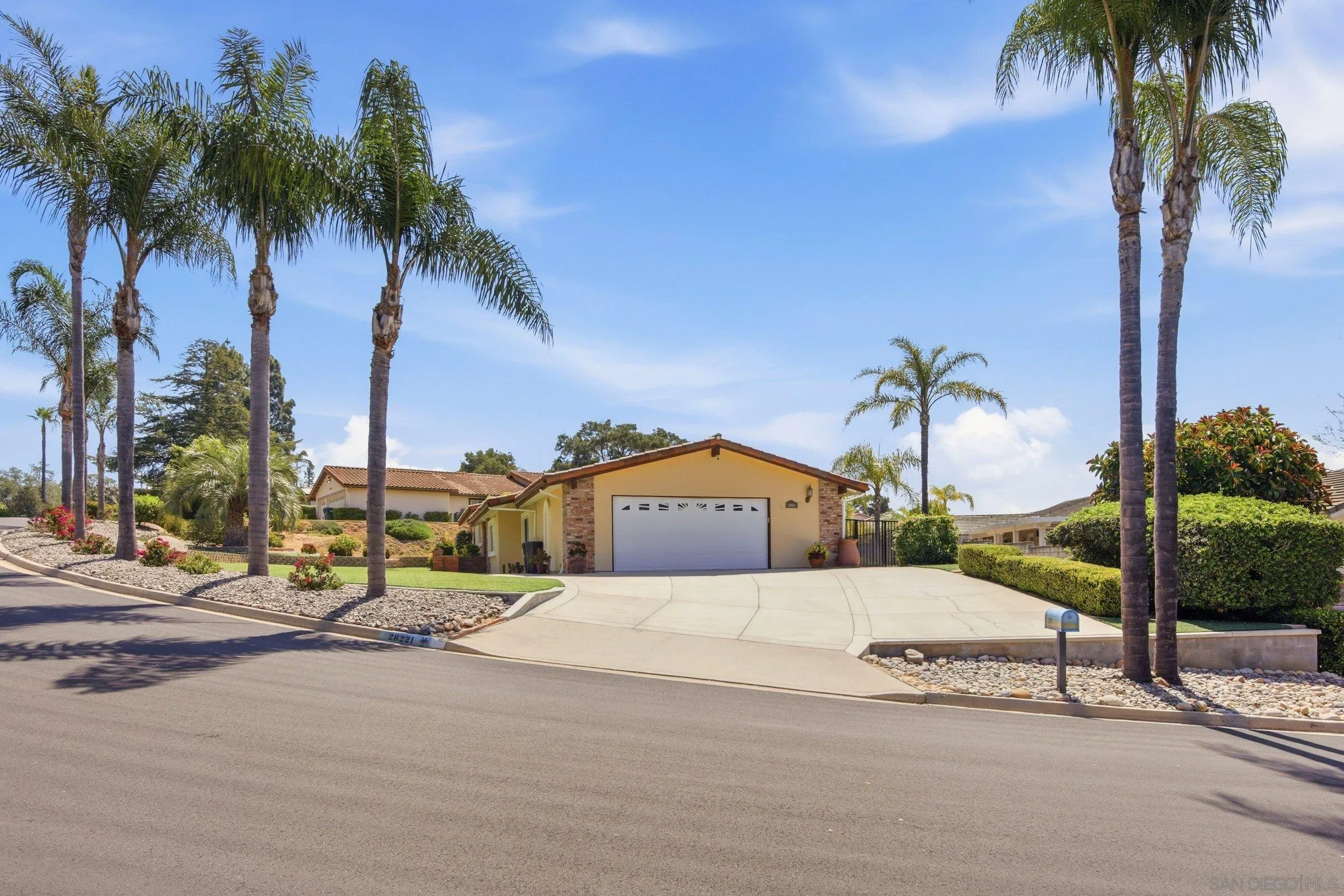 https://cdn.realtyfeed.com/cdn/127/260014221/cf60f09ccbd429272f0a46ac0c058f10.webp