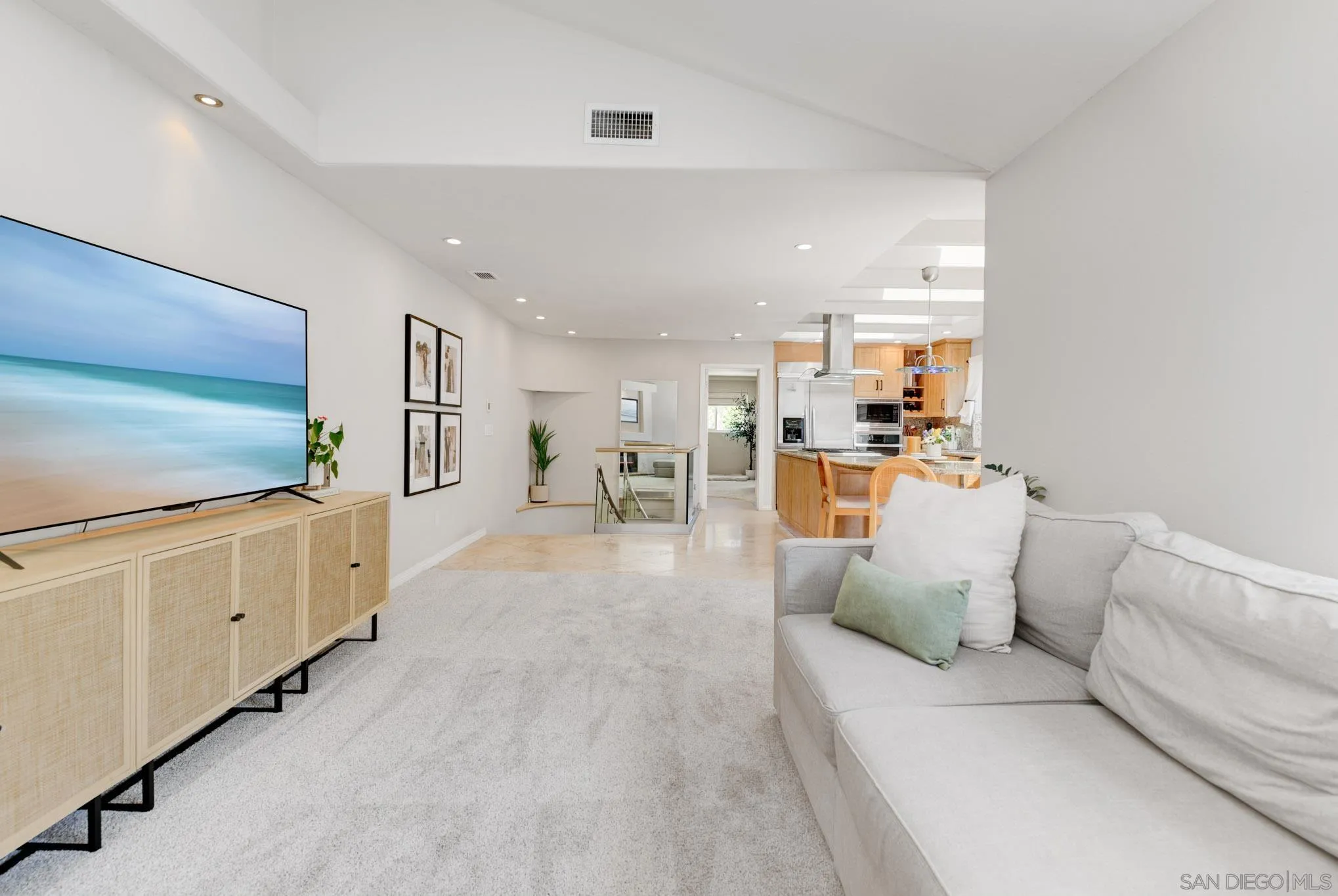 https://cdn.realtyfeed.com/cdn/127/260014226/7df3f0eccf562bc91457d93e06713d8b.webp