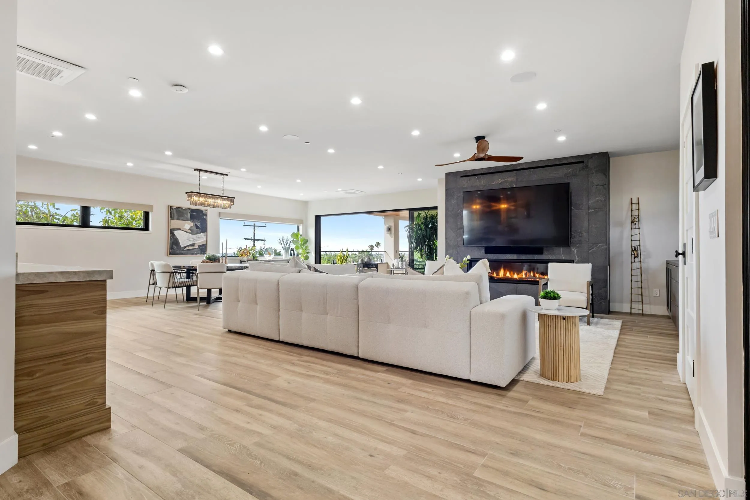 https://cdn.realtyfeed.com/cdn/127/260014227/98d44b27bc5bb8e31e8c3c74c13127a6.webp