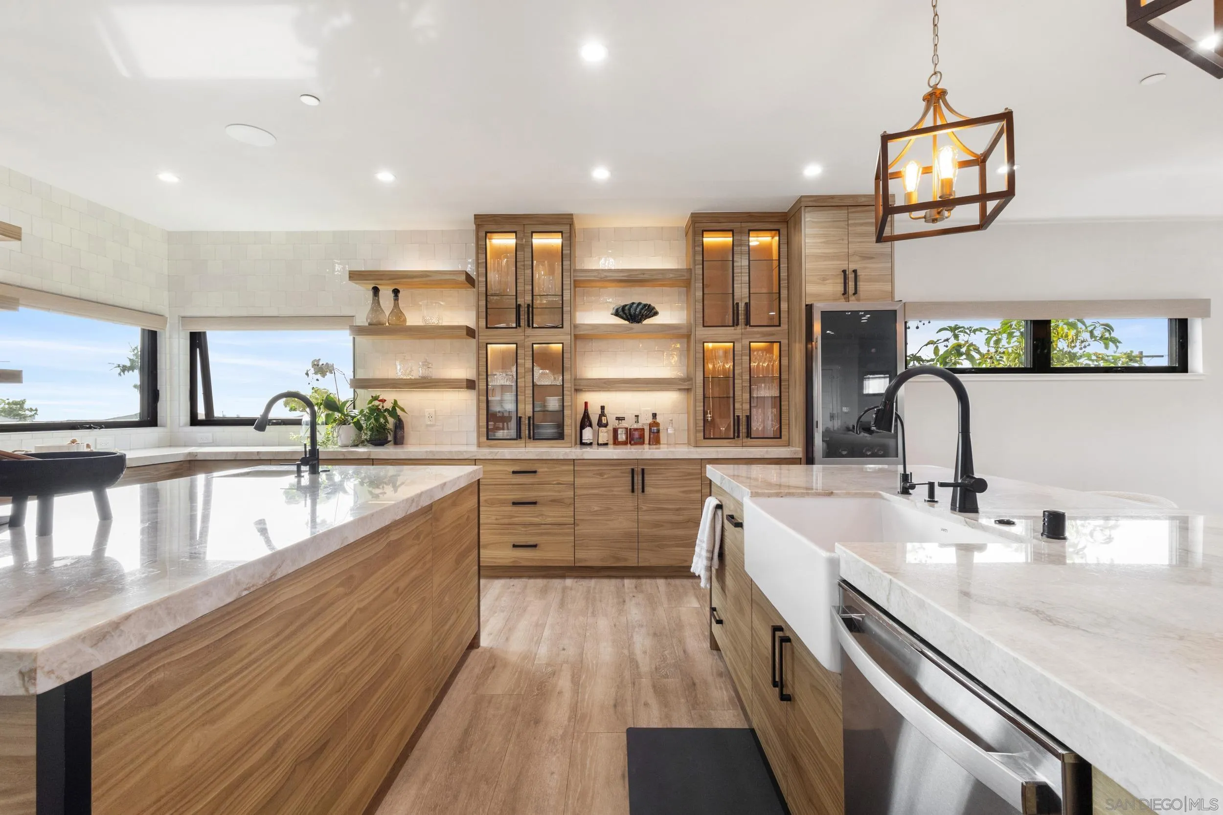 https://cdn.realtyfeed.com/cdn/127/260014227/cde409eb758b7336e7f746942f8680e3.webp
