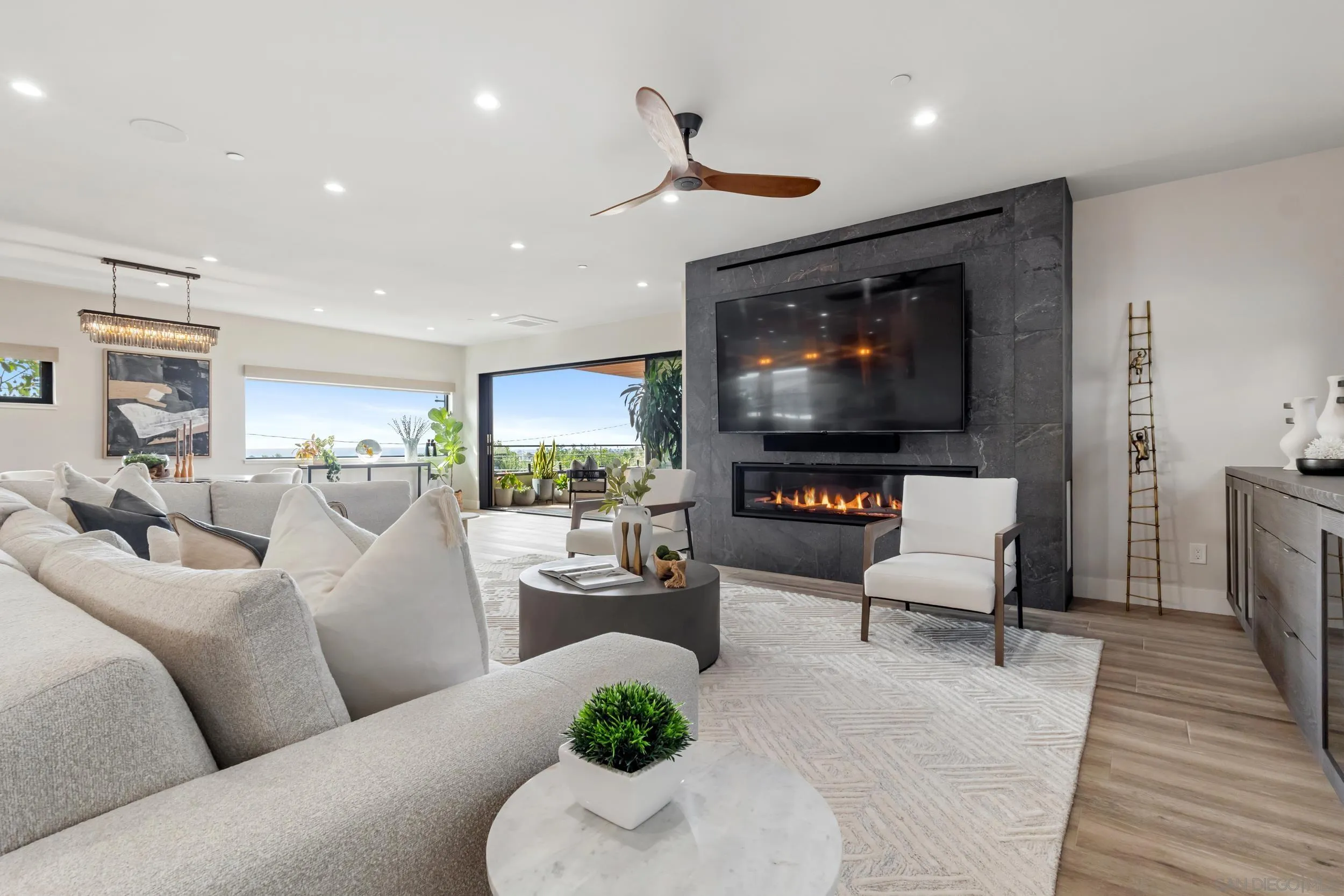 https://cdn.realtyfeed.com/cdn/127/260014227/f8a30eefbba54b913820ec3608d2990f.webp