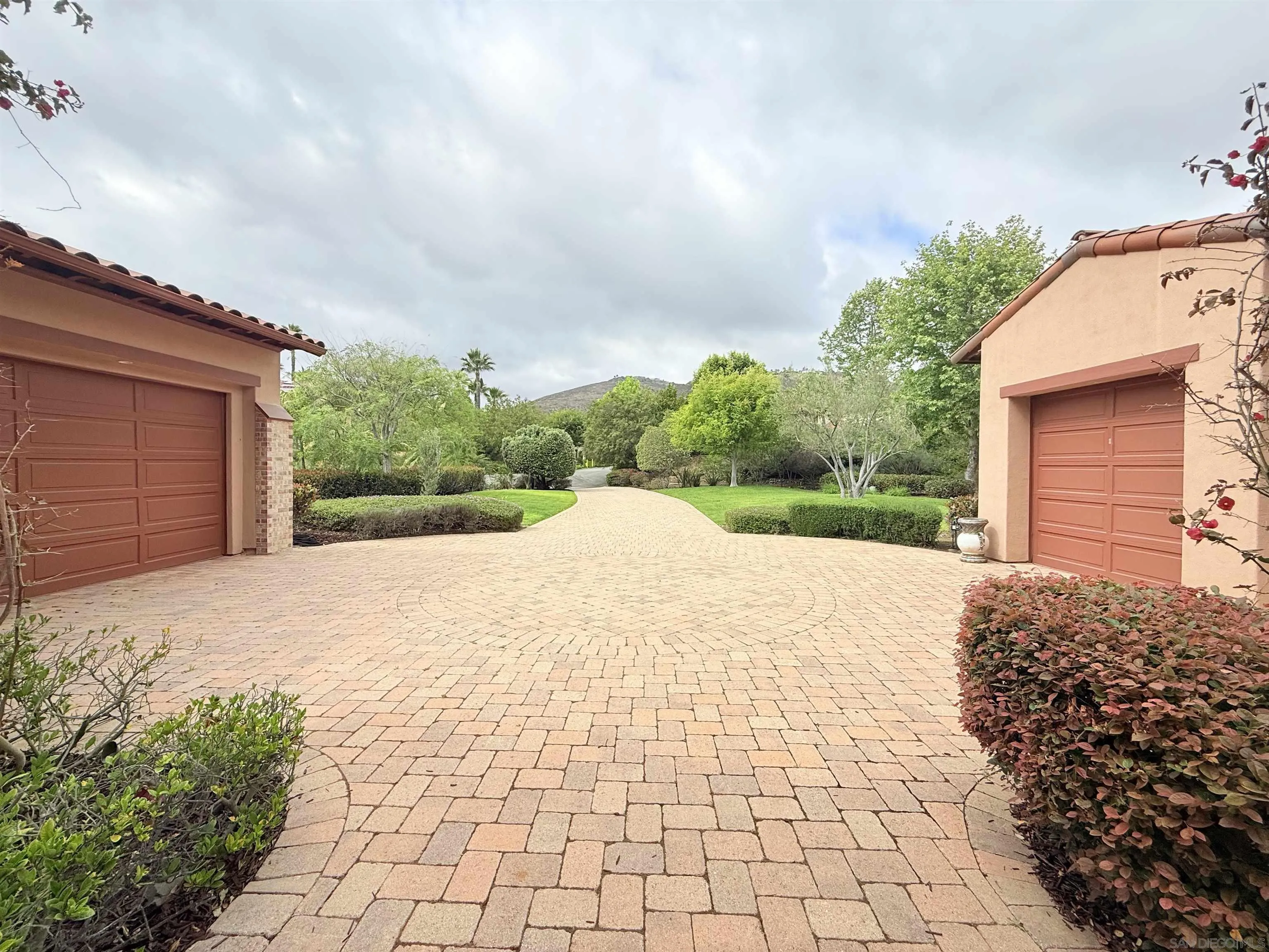 https://cdn.realtyfeed.com/cdn/127/260014228/c00aae11583923e20585ba7527f4413d.webp