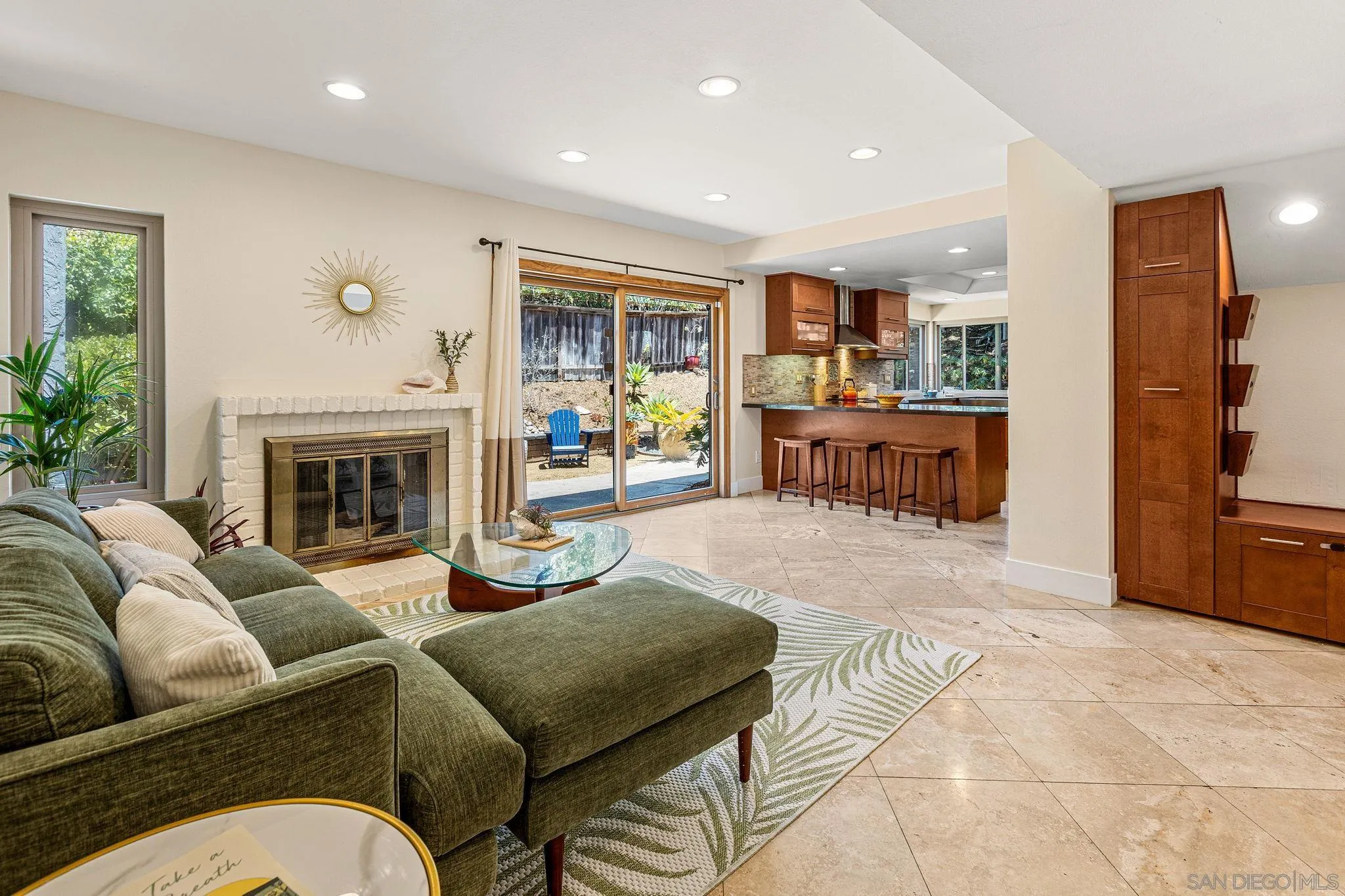 https://cdn.realtyfeed.com/cdn/127/260014238/cb5ead1dbe9a6be3511ba6b494d87cff.webp