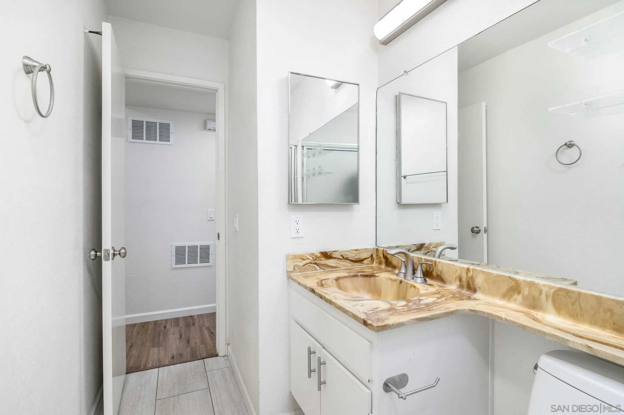 https://cdn.realtyfeed.com/cdn/127/260014239/37757f0cab0417229cc5eef77d25a900.webp