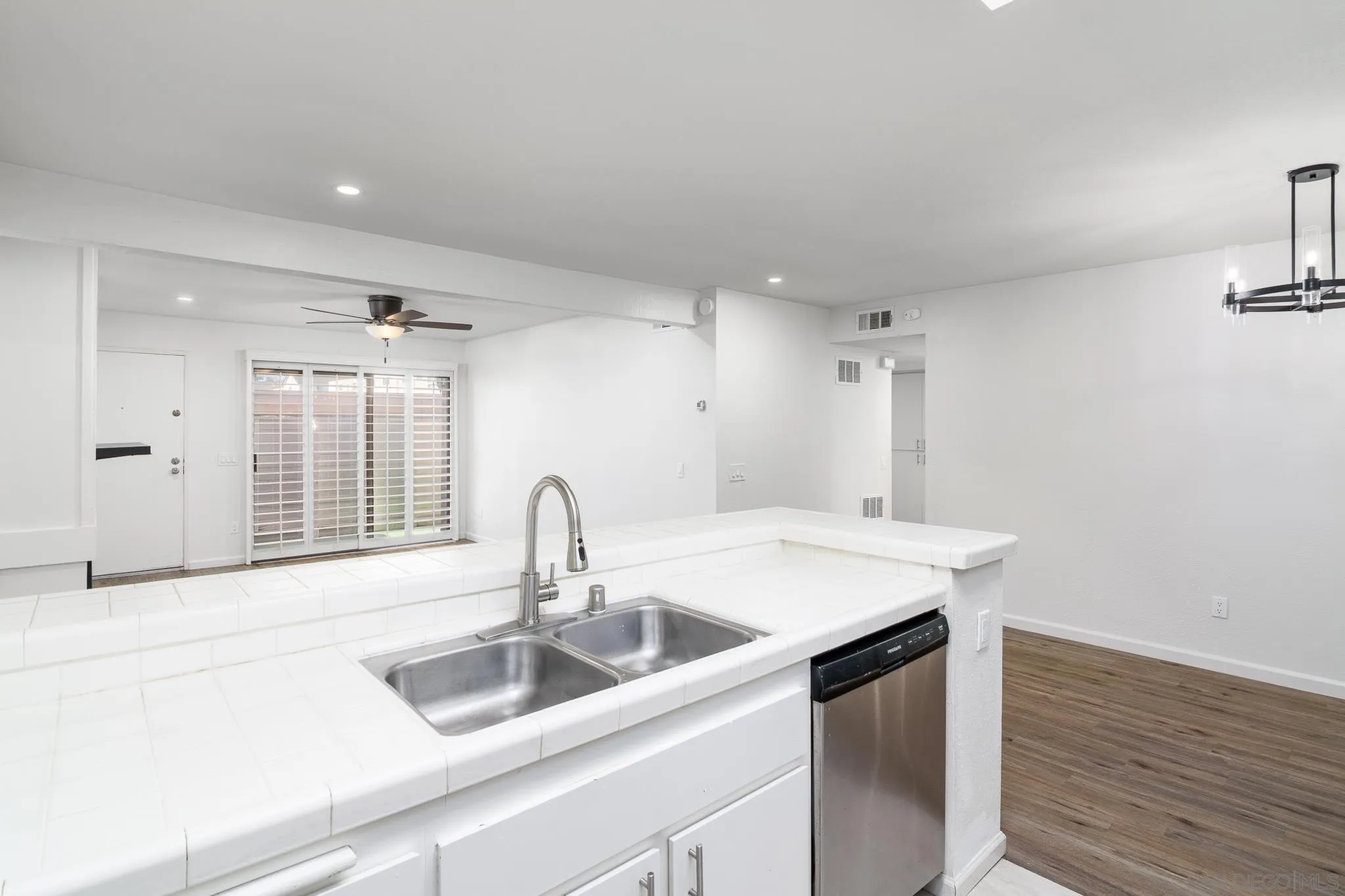 https://cdn.realtyfeed.com/cdn/127/260014239/453d96ae0b255fb2766a52b5bd0a7c70.webp