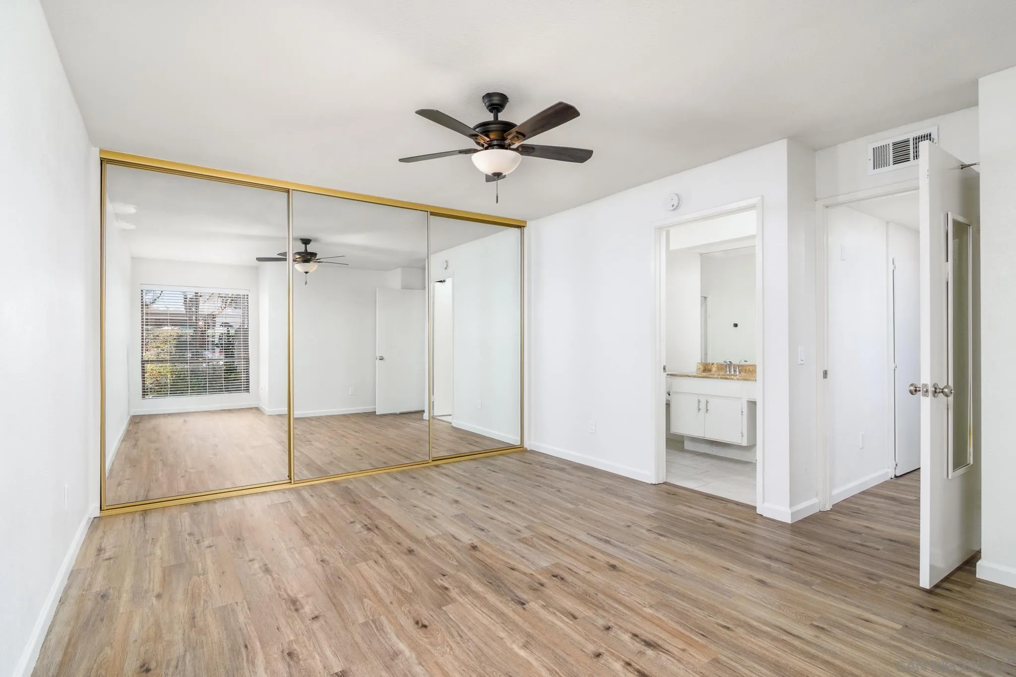 https://cdn.realtyfeed.com/cdn/127/260014239/8959aef286e9a9f437ae55ac7a1ff1b8.webp